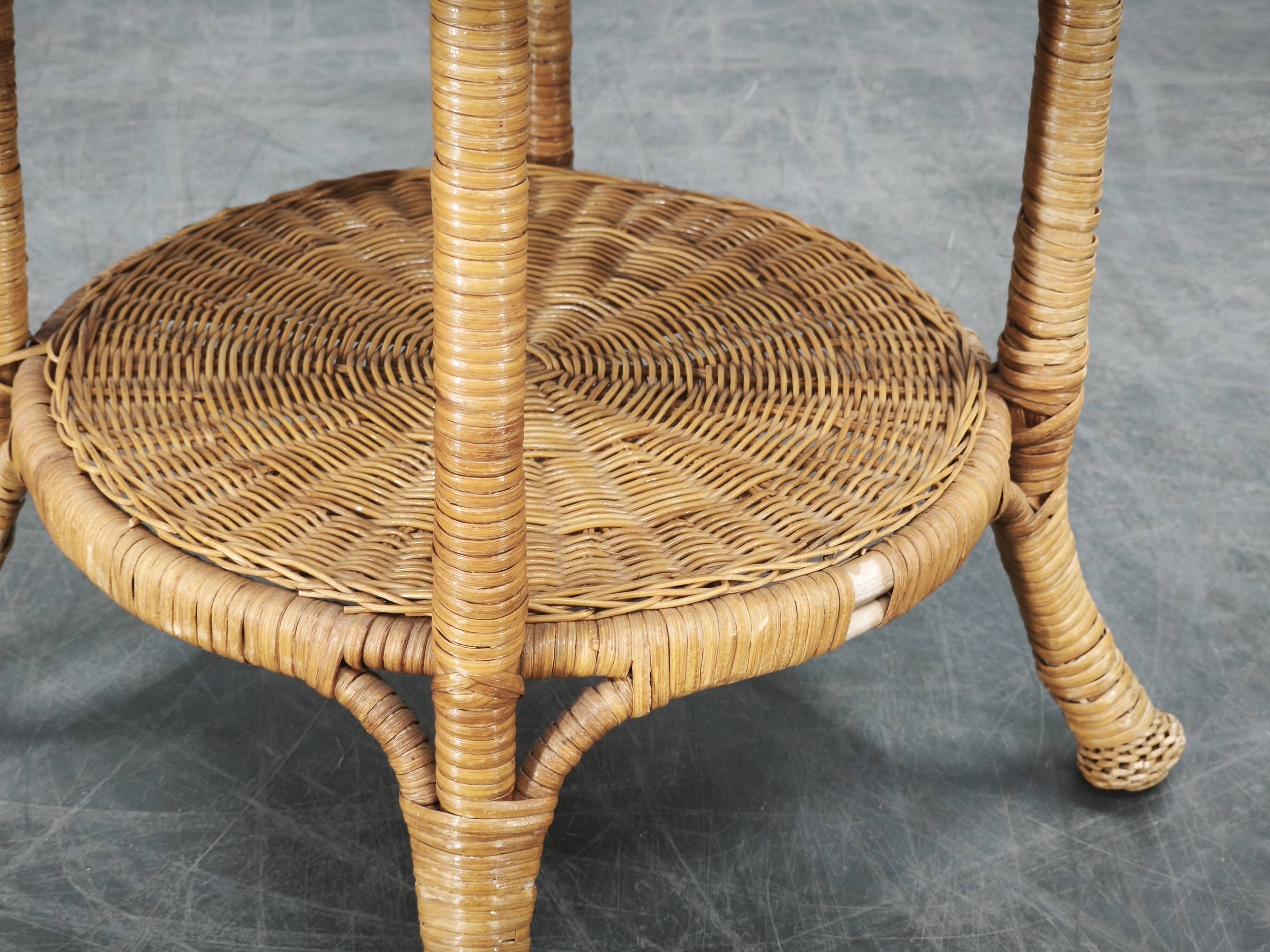 Ensemble de salon en rotin et osier italien des années 1950, quatre fauteuils et une table.