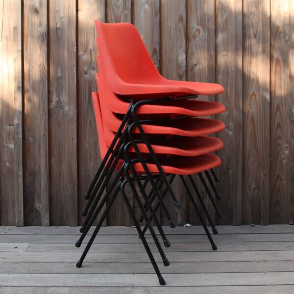 5 chaises en plastique orange Robin Day pour Hille