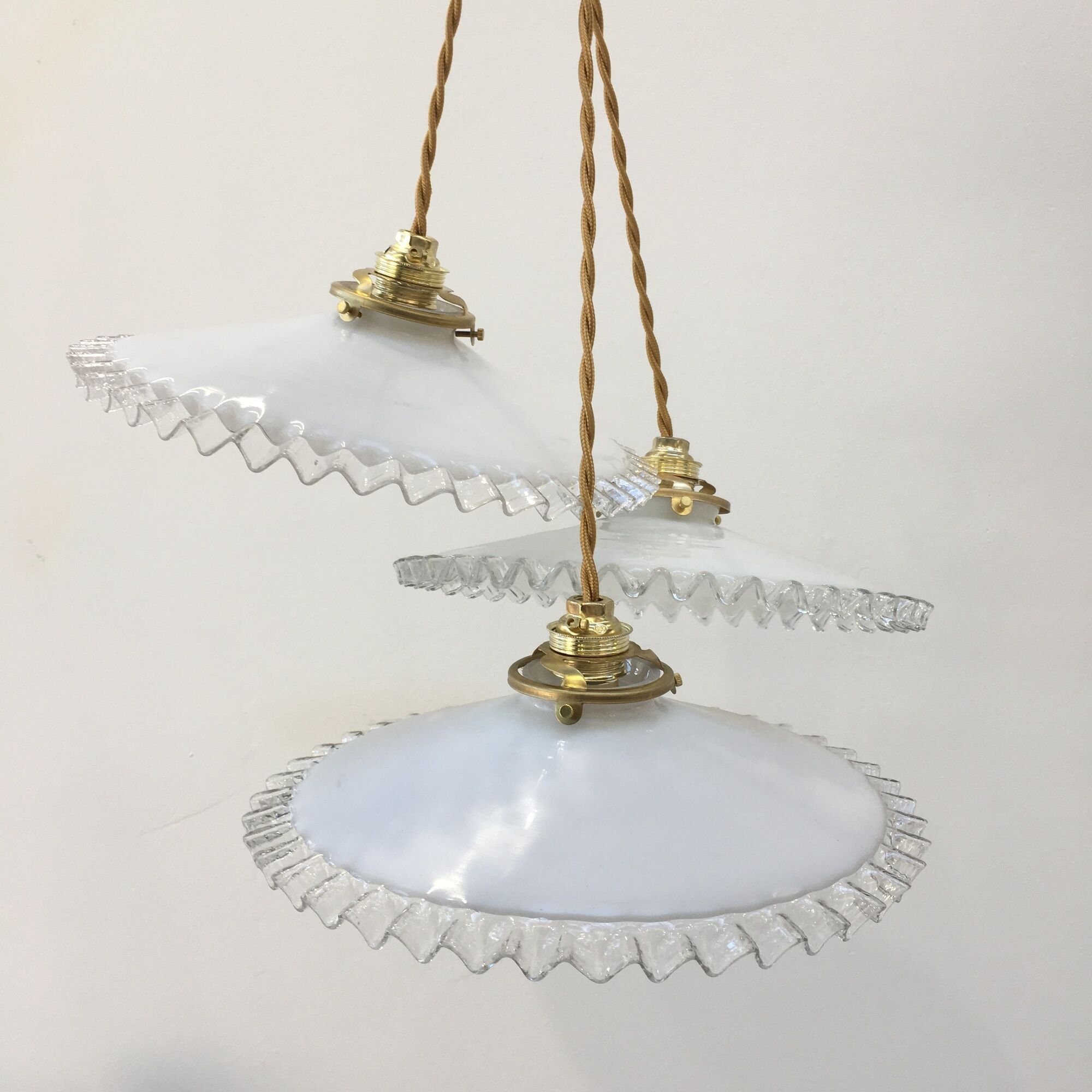 Trio de suspensions en opaline blanche et bords dentelés transparents