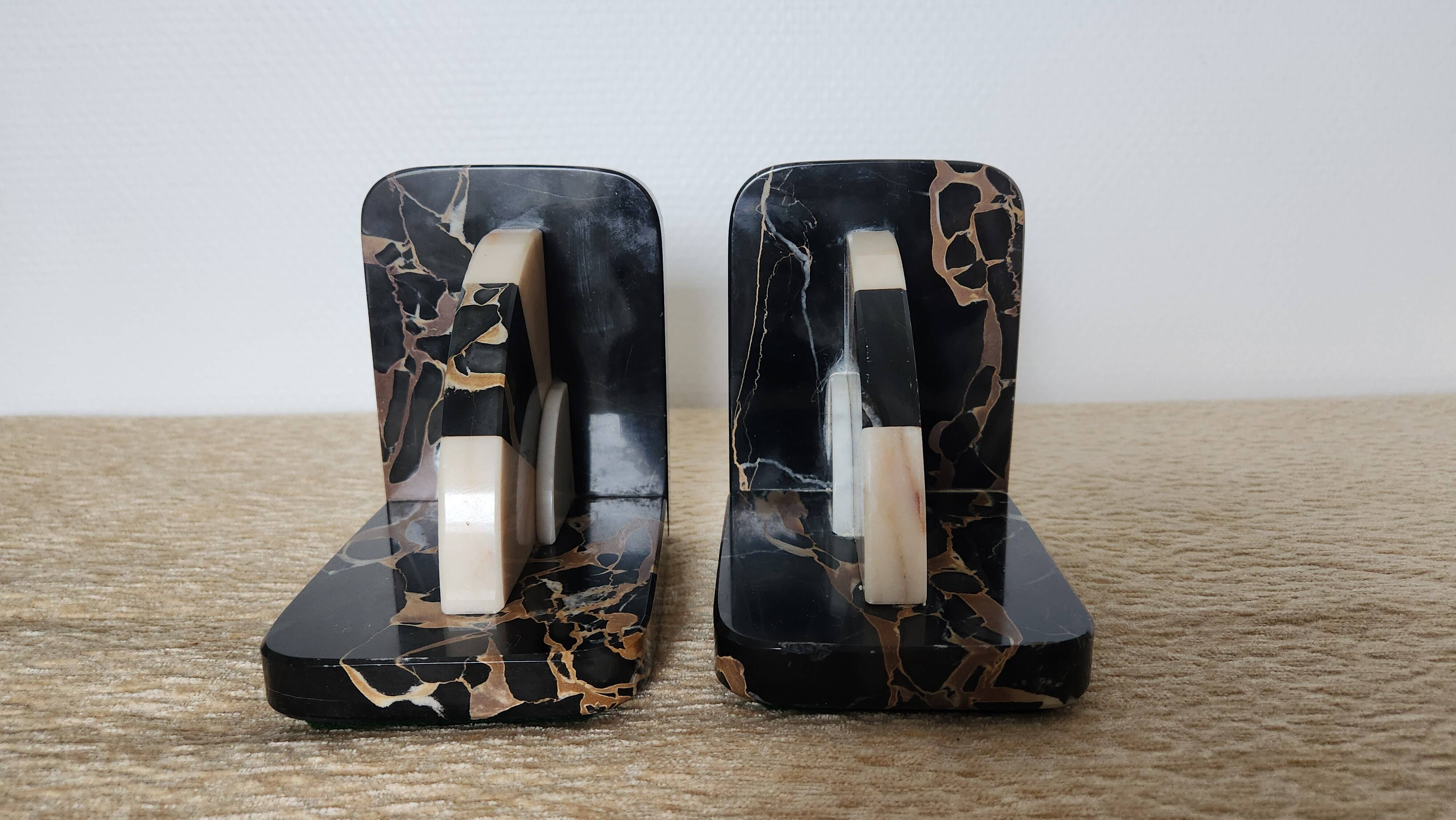 Art Deco pair of bookends in Portor marble and onyx, 1930s-1950s.