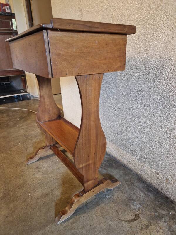 Nightstand or reading table in walnut from the Louis Philippe period, 19th century.