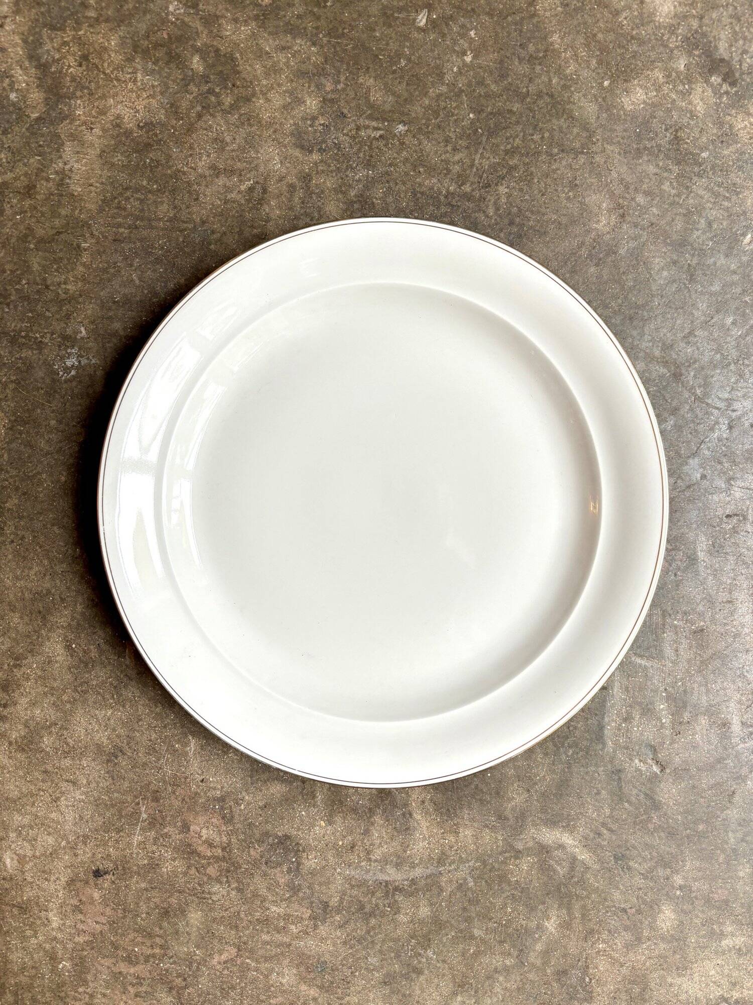 Plat rond en porcelaine blanche et dorée