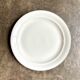Plat rond en porcelaine blanche et dorée