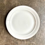 Plat rond en porcelaine blanche et dorée