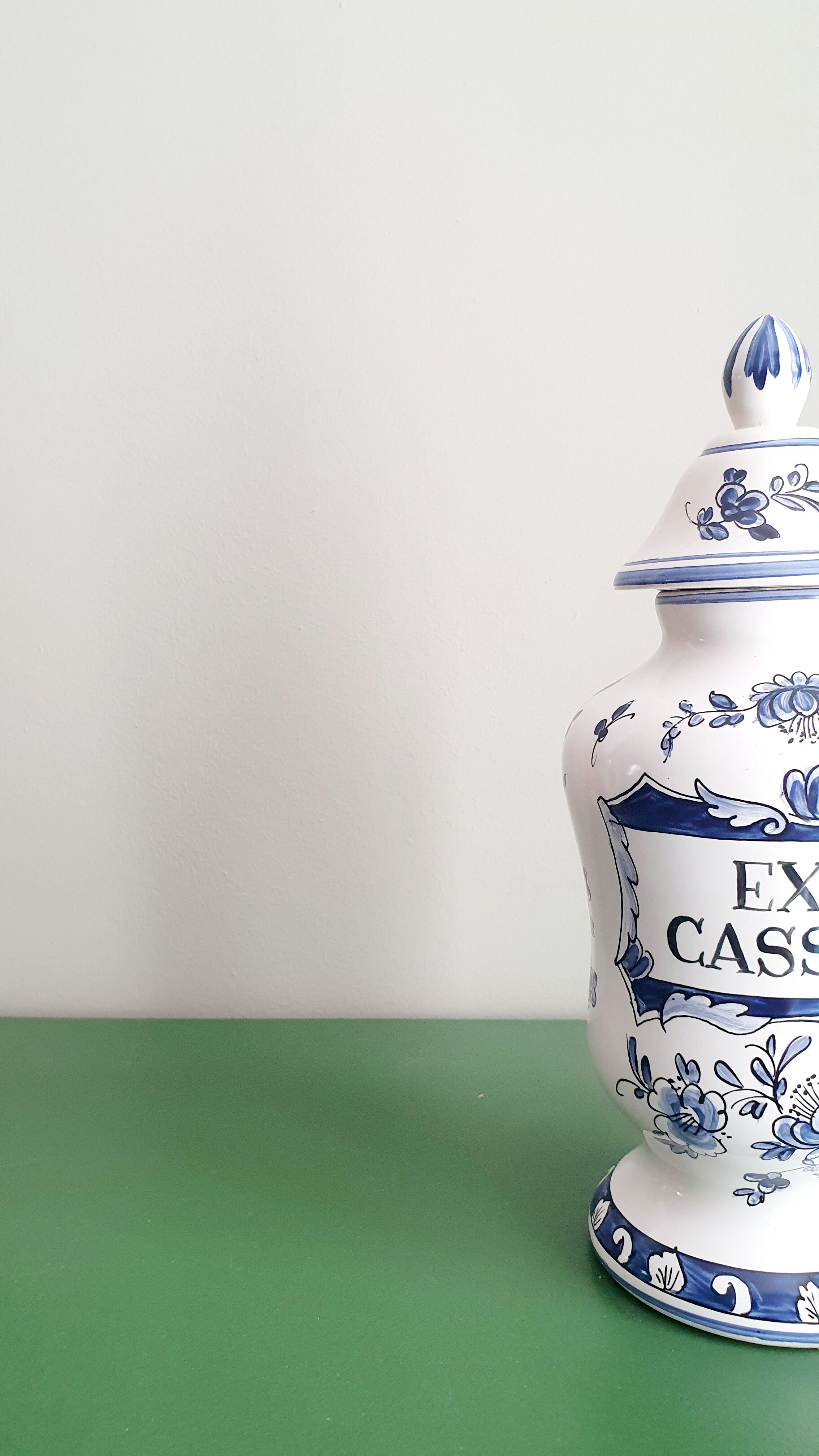 Ceramic apothecary pot