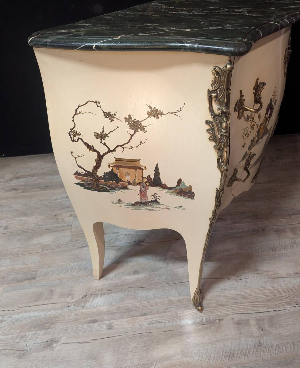Curved Louis XV style commode with chinoiserie decoration.