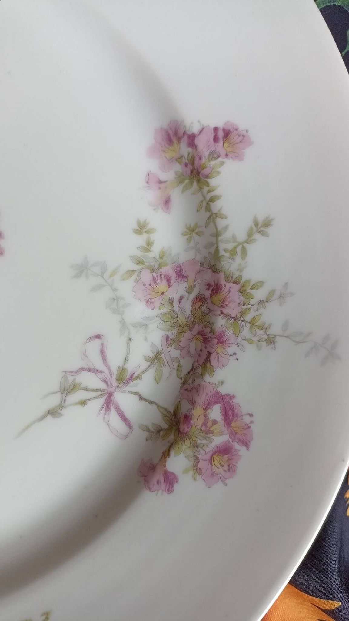 Plat de service en porcelaine de Limoges William Guérin et Compagnie