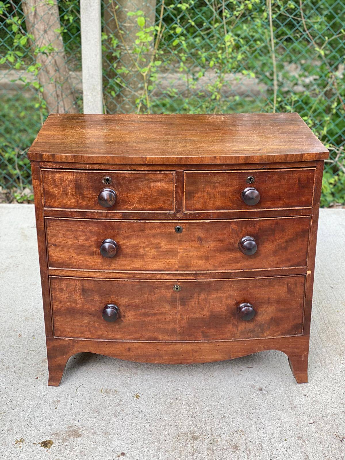 19th century English wooden chest of drawers with 4 drawers