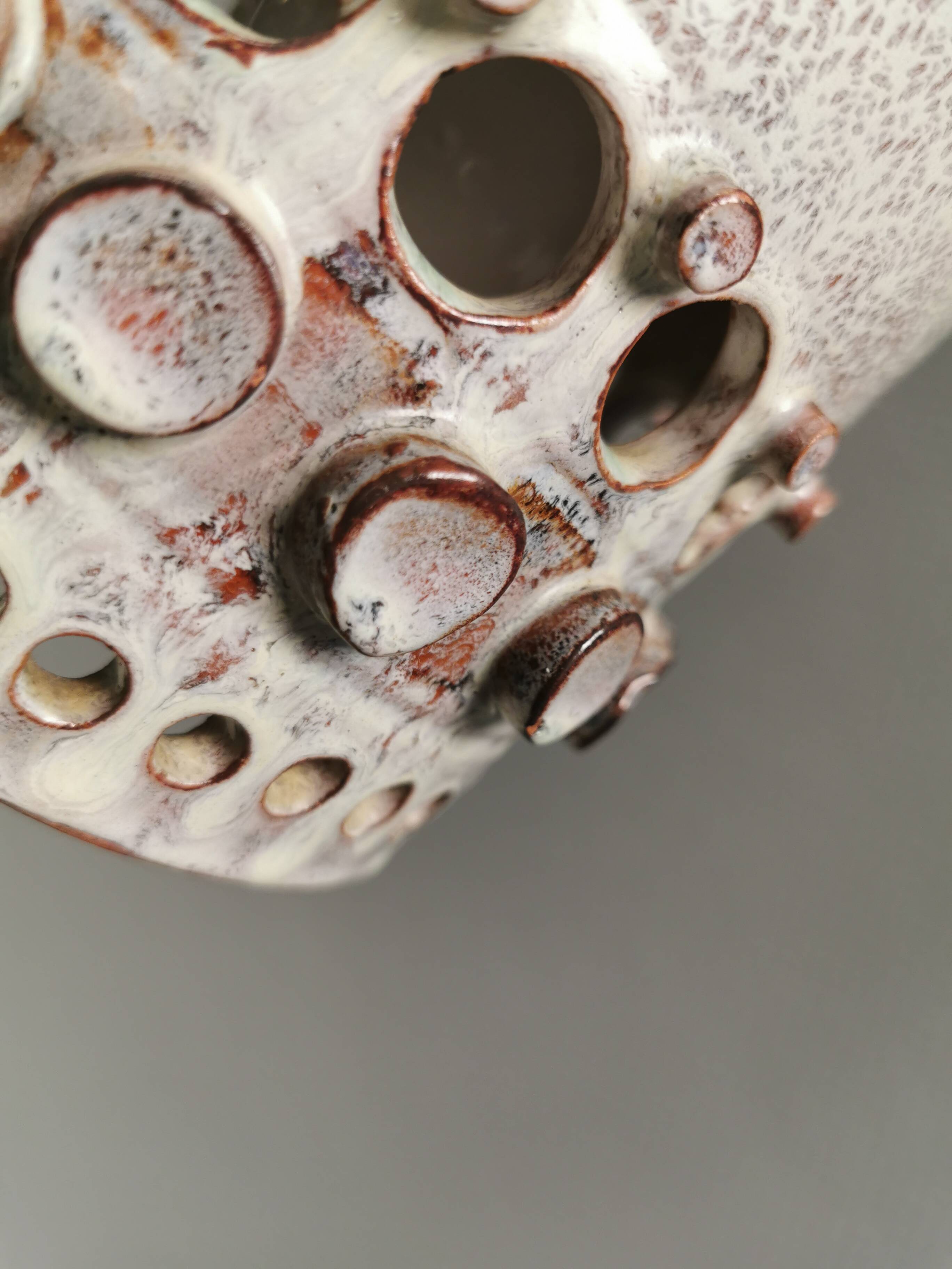 Beautiful, cylinder-shaped hanging lamp in ceramic.