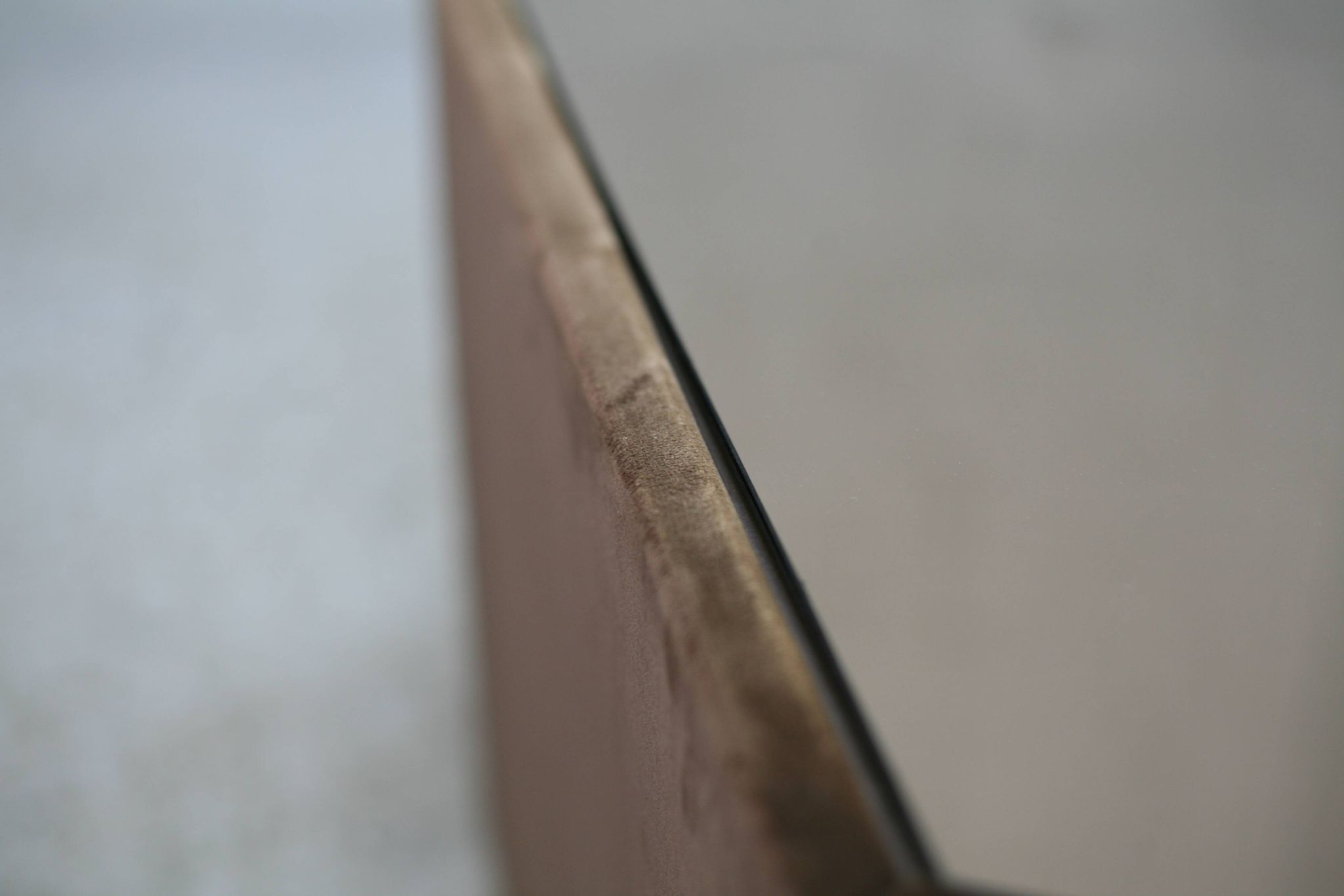 Table space age, hexagonale. Bois, velours et miroir fumé. Circa 1970