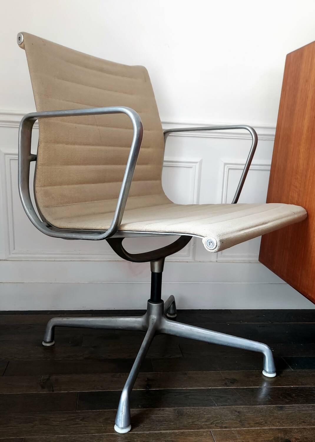 Eames office chair - EA 104 (similar to EA 108) beige fabric and aluminum