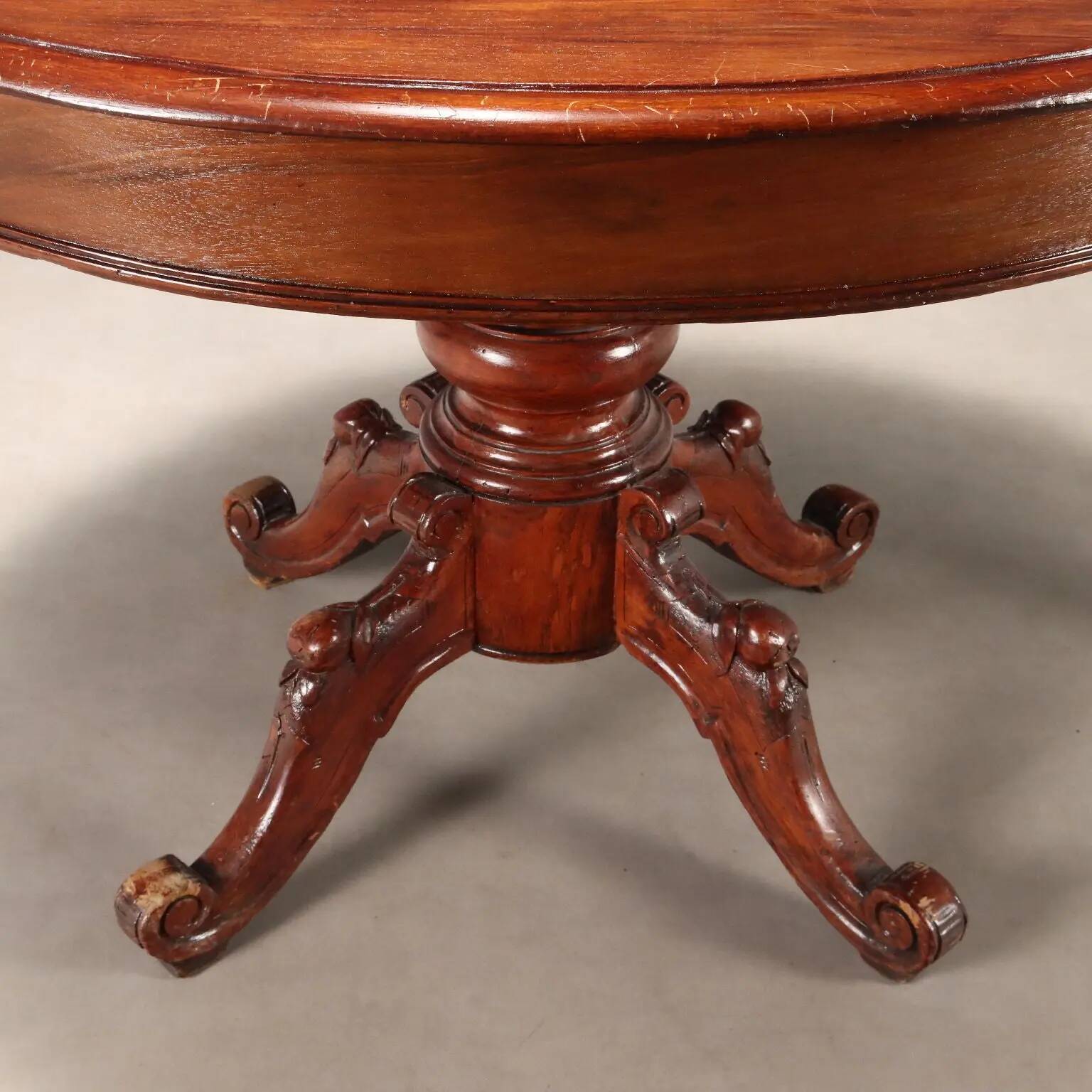 Antique extendable table in oak and poplar, Italy, 19th century.