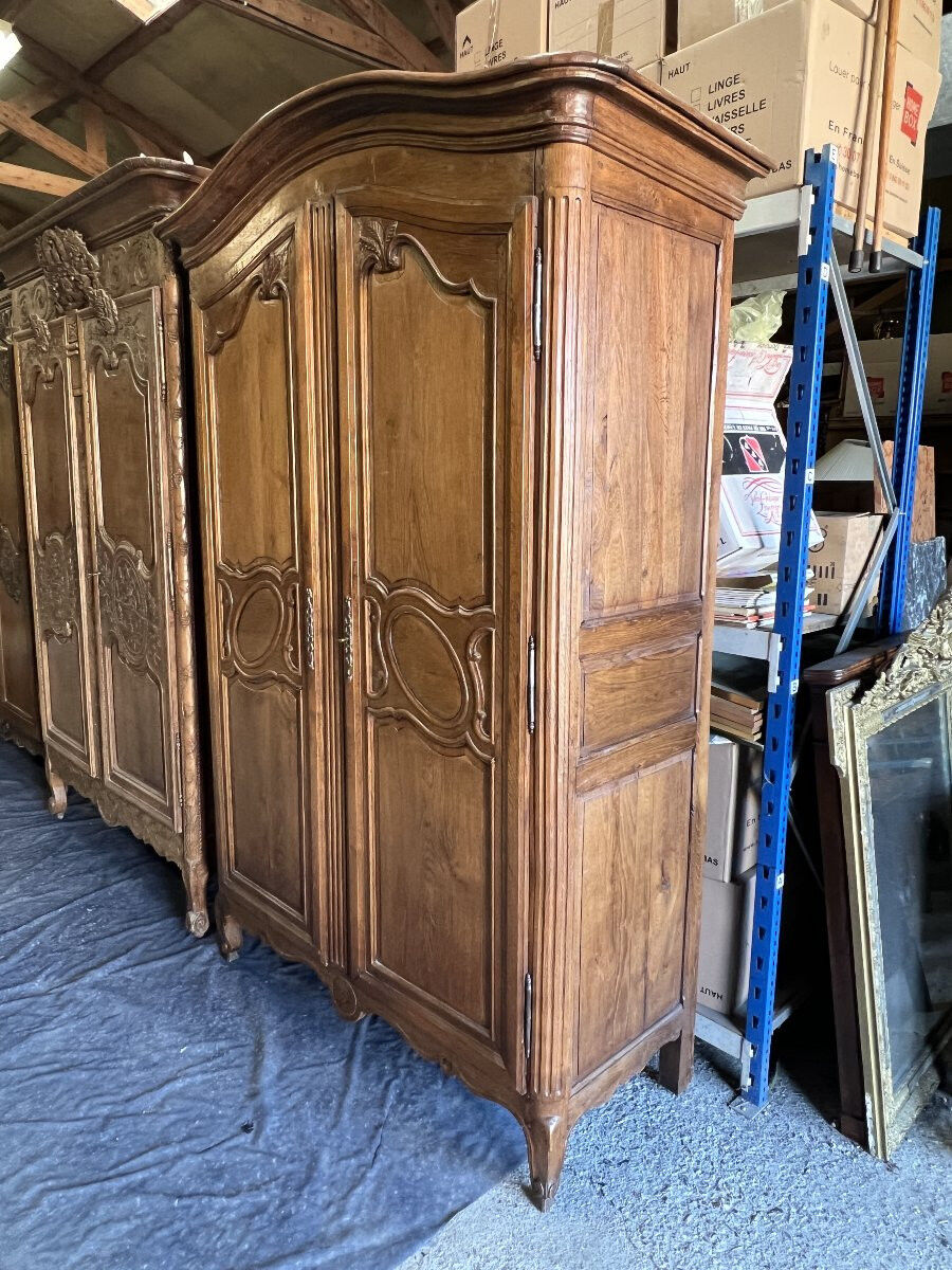 Norman Cauchoise wardrobe in medium oak, carved from the 19th century with a gendarme hat top.