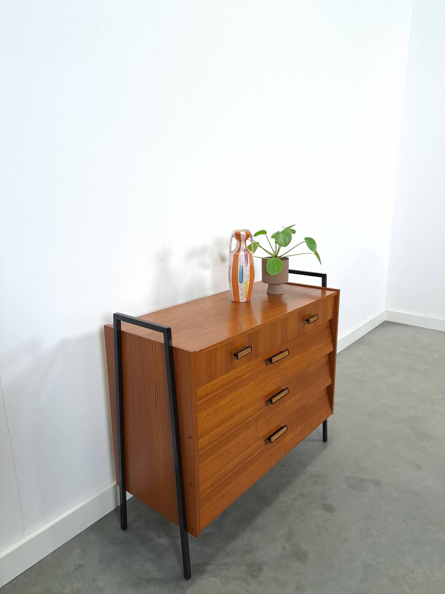 Teak schoenenkast met zwart metalen poten, nr. 1