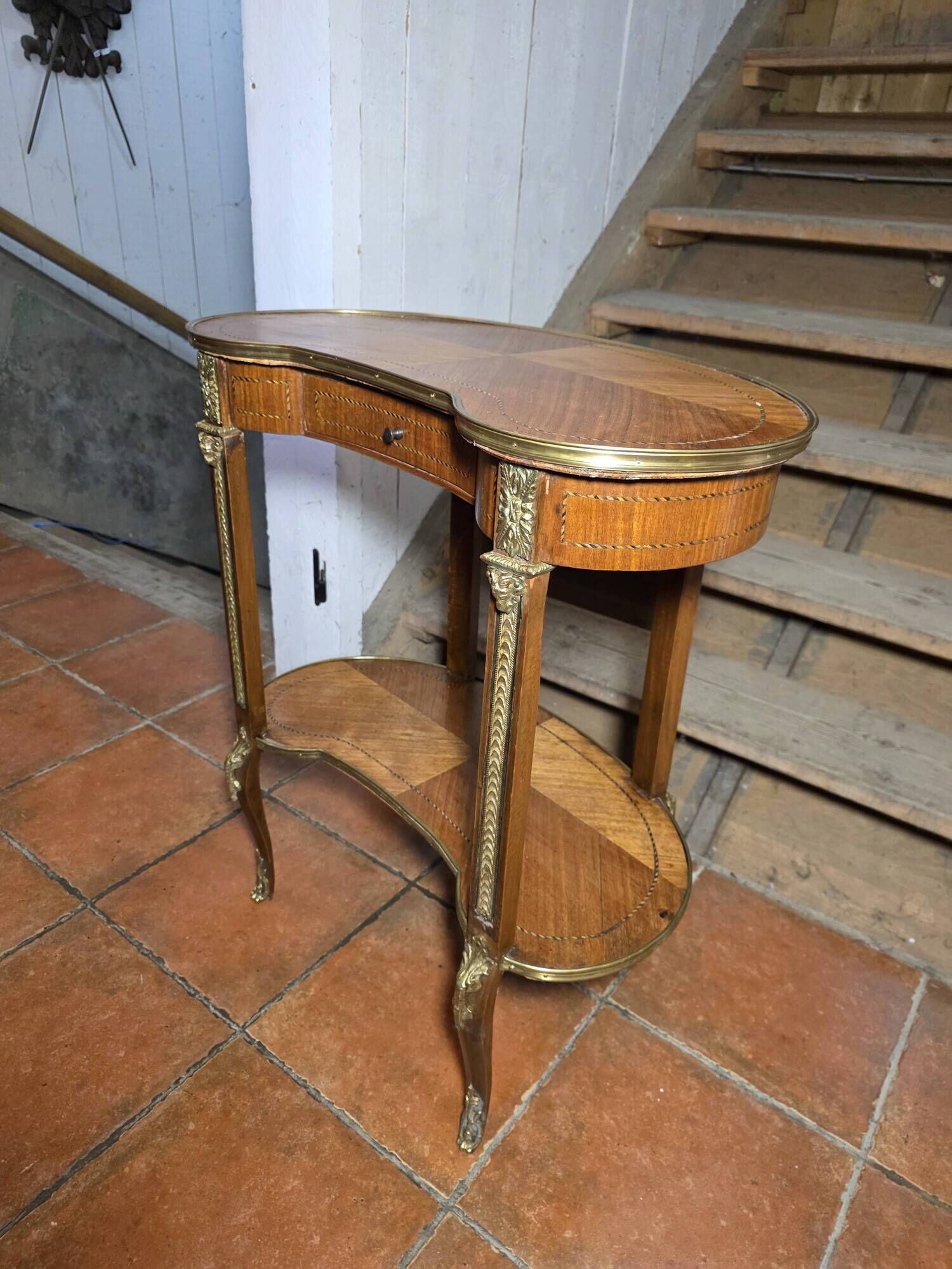 Kidney-shaped bedside table in Louis XV style with marquetry.