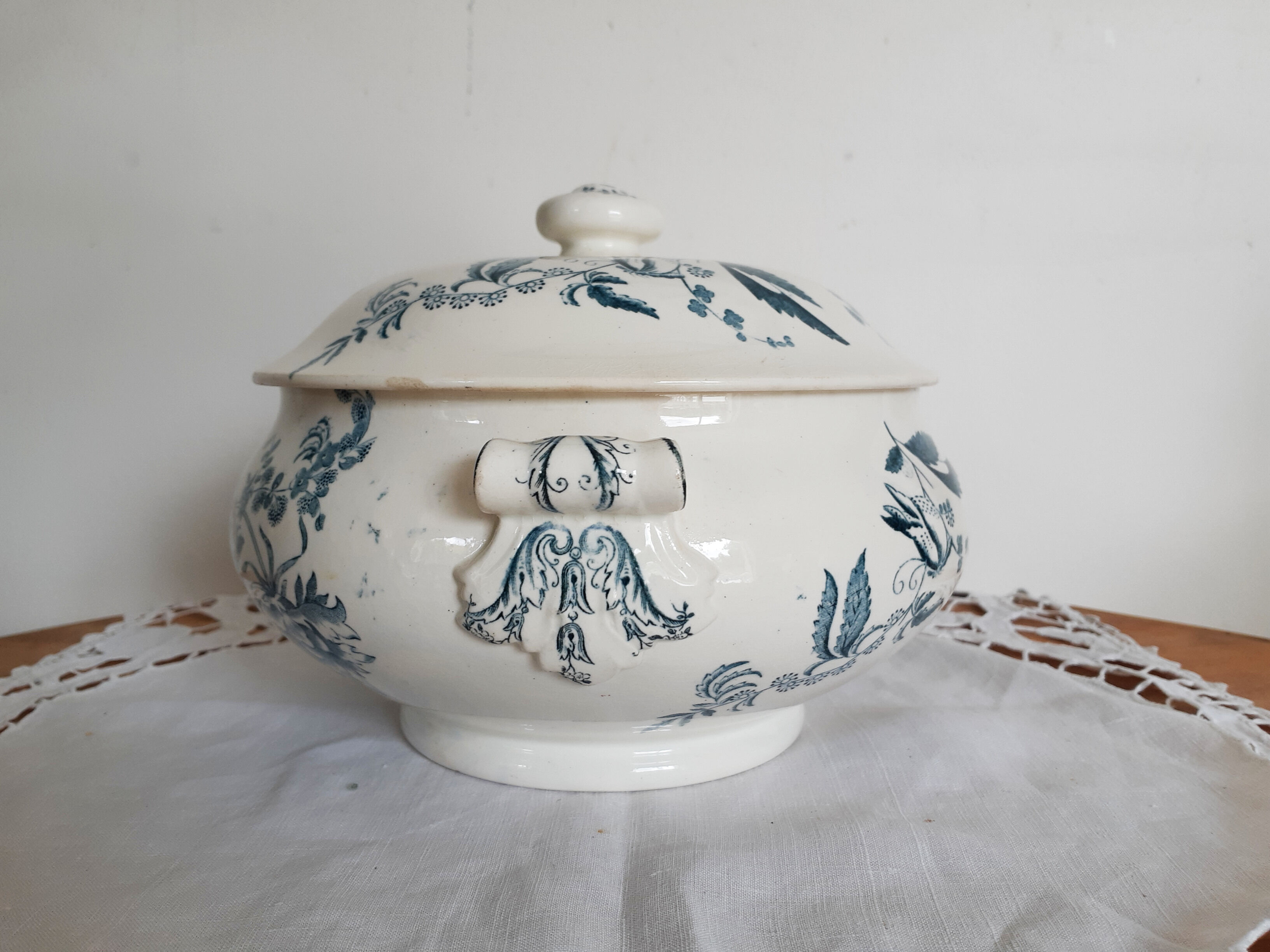 Soupière antique en faïence de Longwy , modèle Ycho  , terre de fer