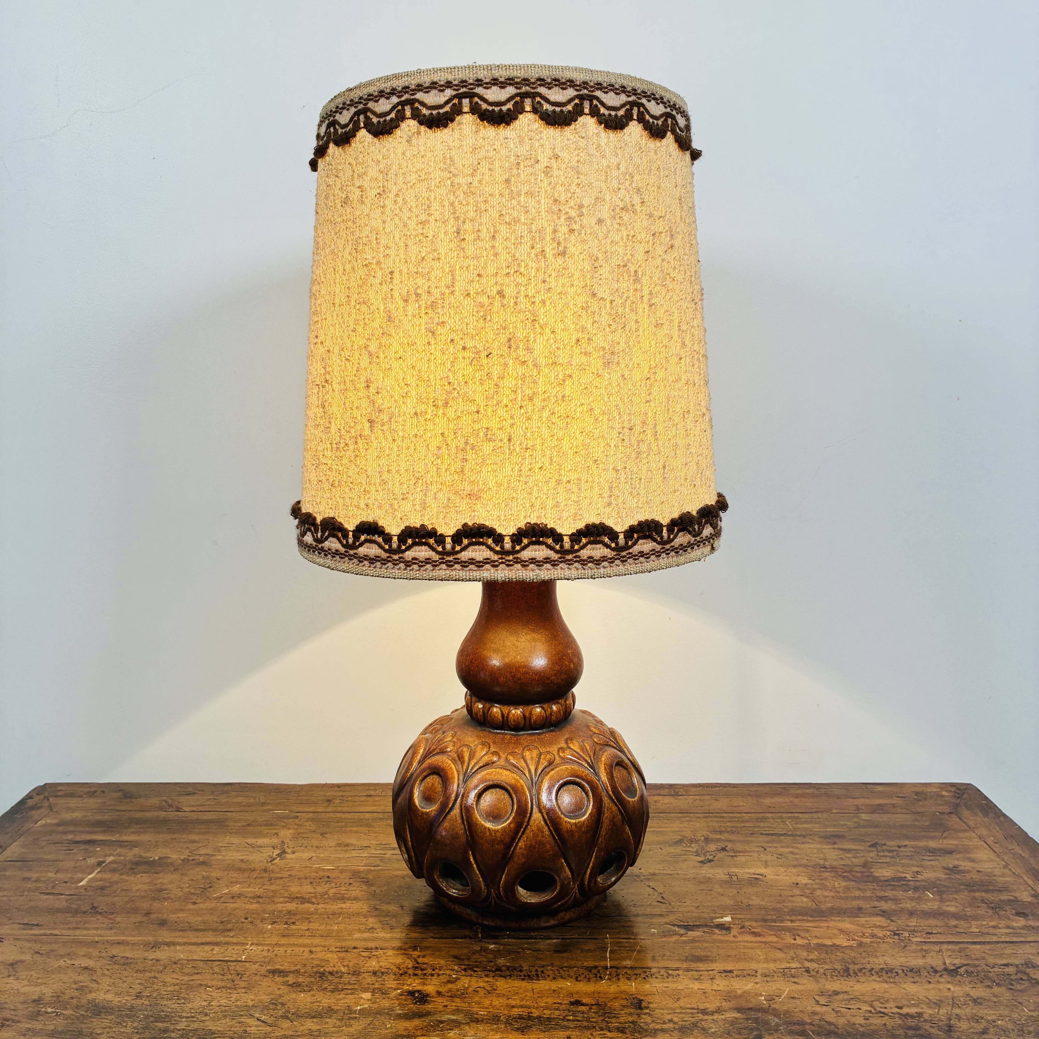 Vintage 70s table lamp – Sculpted ceramic with original shade