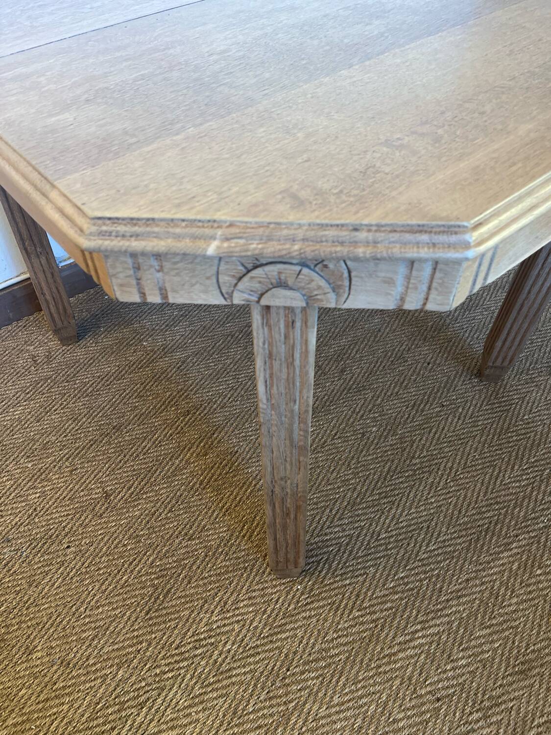 Extendable wooden art deco table for 4 to 8 people