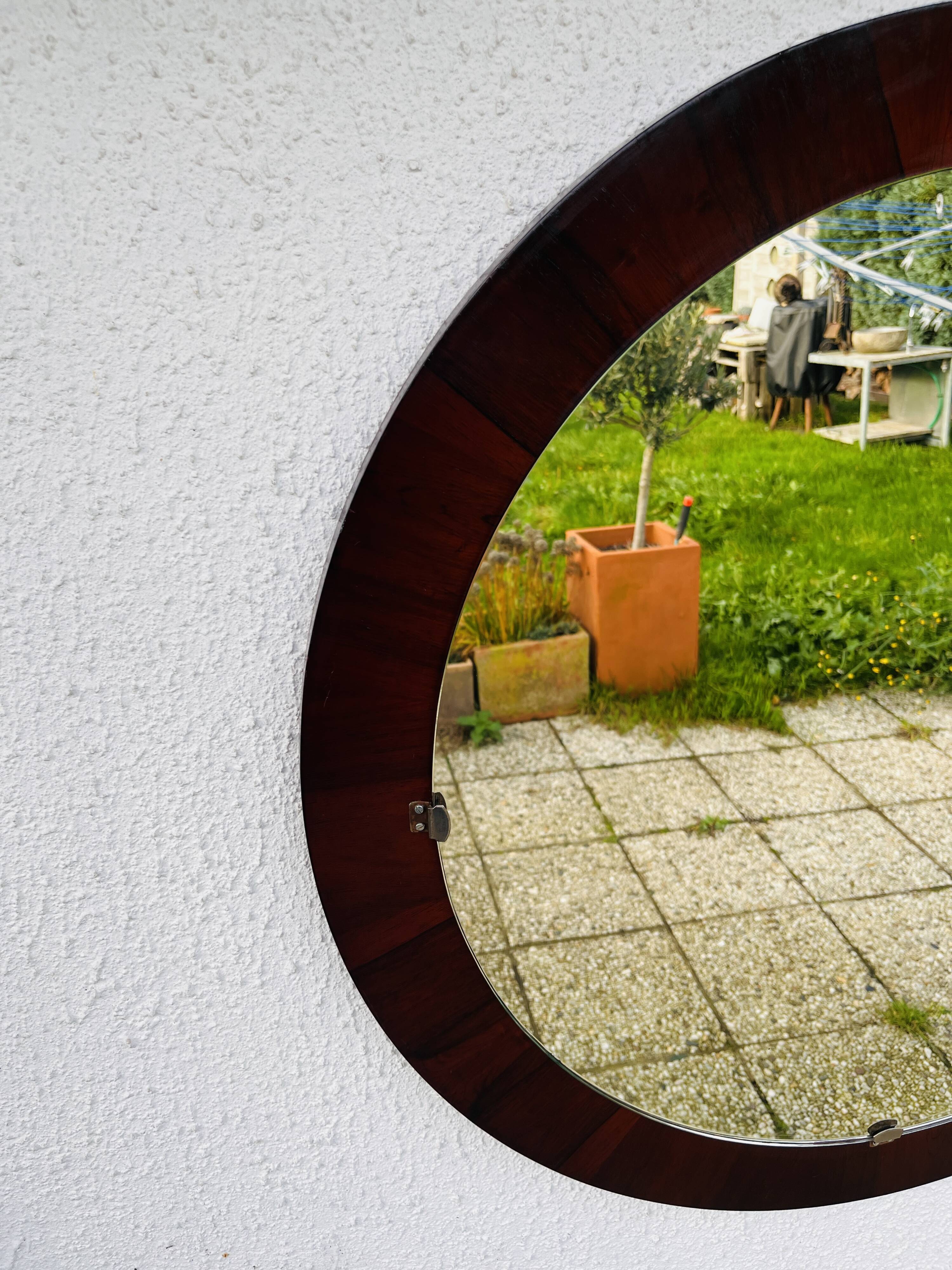 Round mirror in rosewood