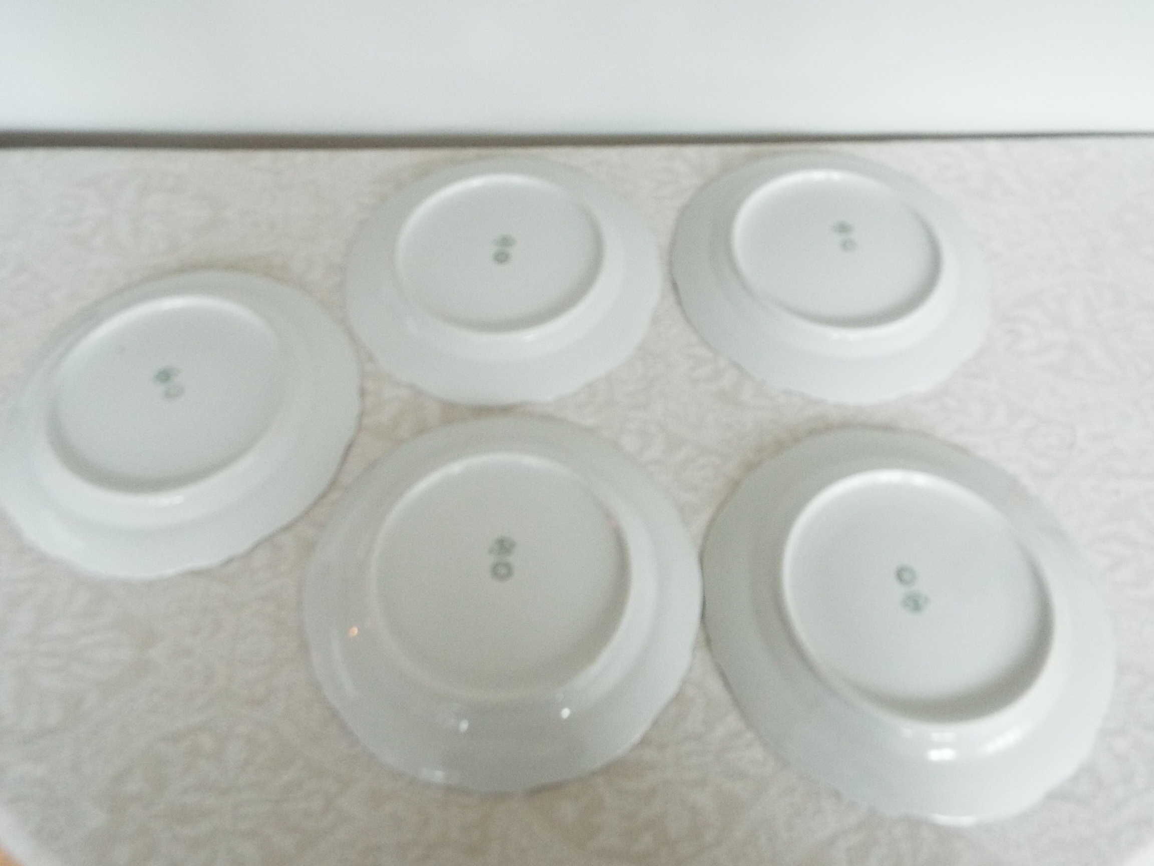 5 flat porcelain plates
