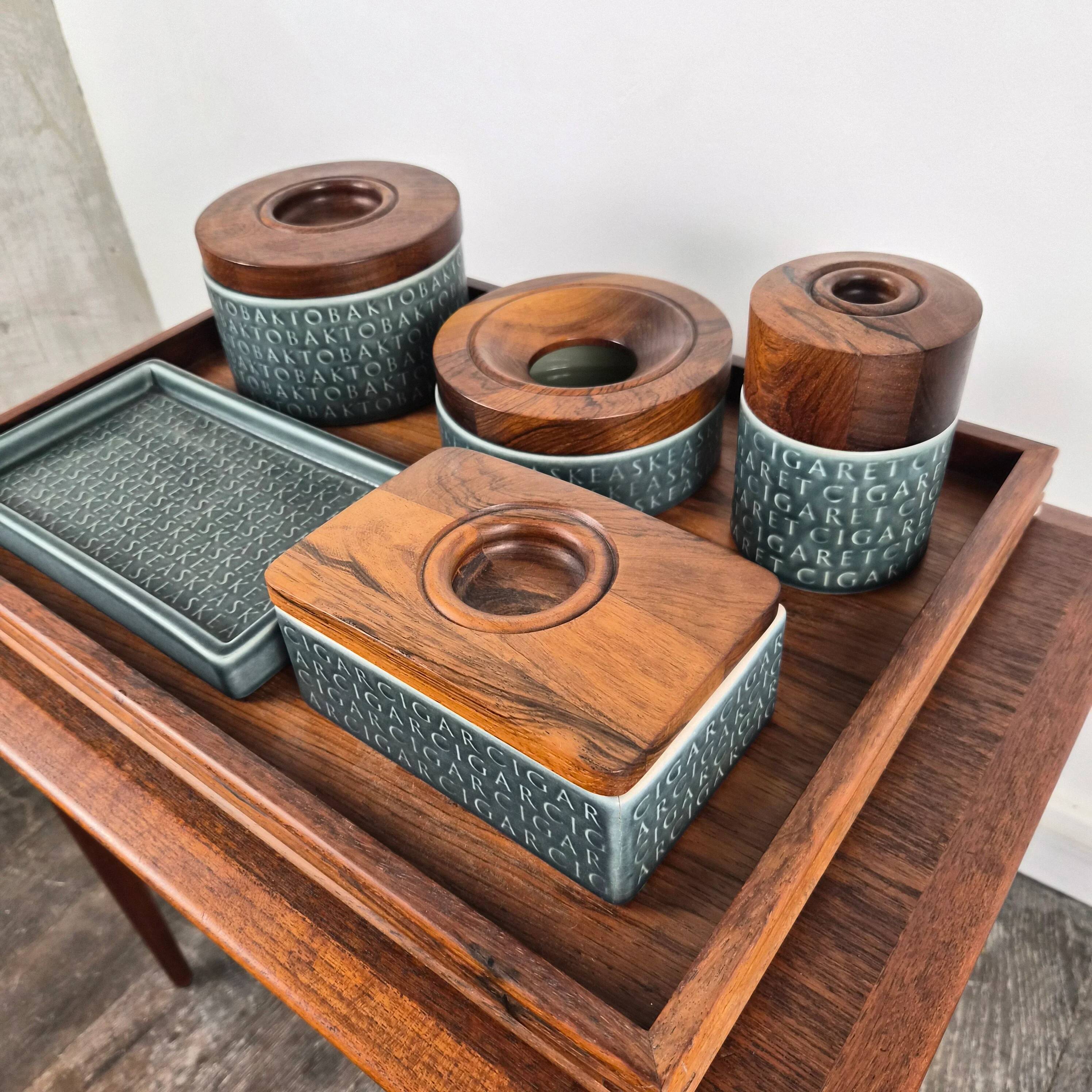 Ensemble de fumer en bois de rose et céramique émaillée bleue par Jens Quistgaard pour Kronjyden Nissen, Danemark, 1960.
