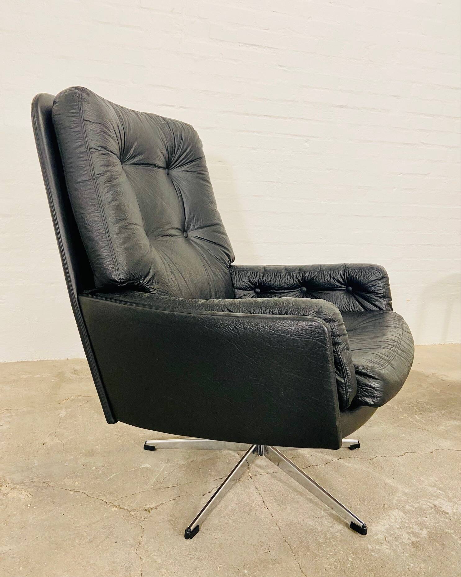 VINTAGE DANISH MID-CENTURY SVEND SKIPPER SWIVEL CHAIR IN BLACK LEATHER