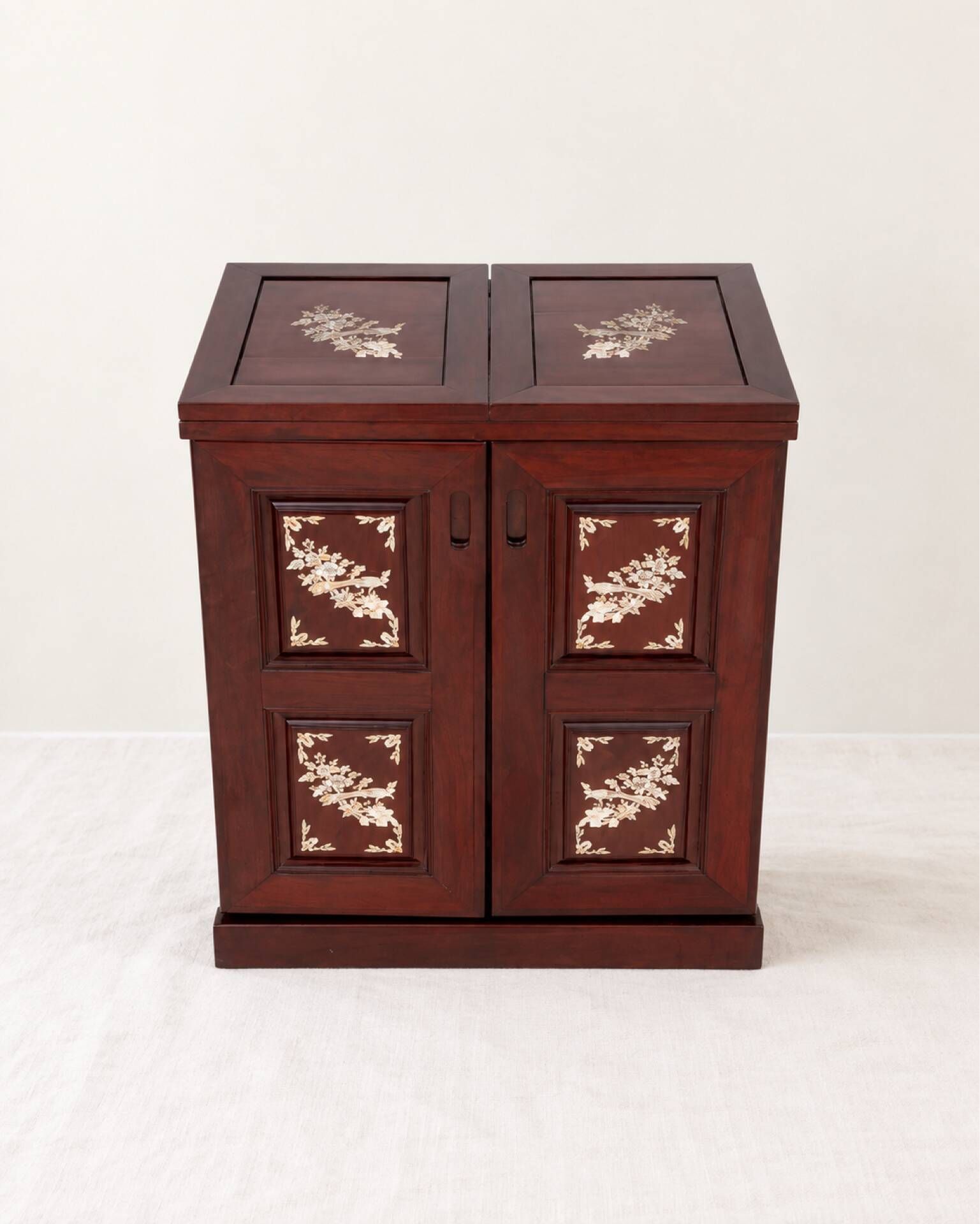 Bar cabinet in rosewood and mother-of-pearl – handcrafted.