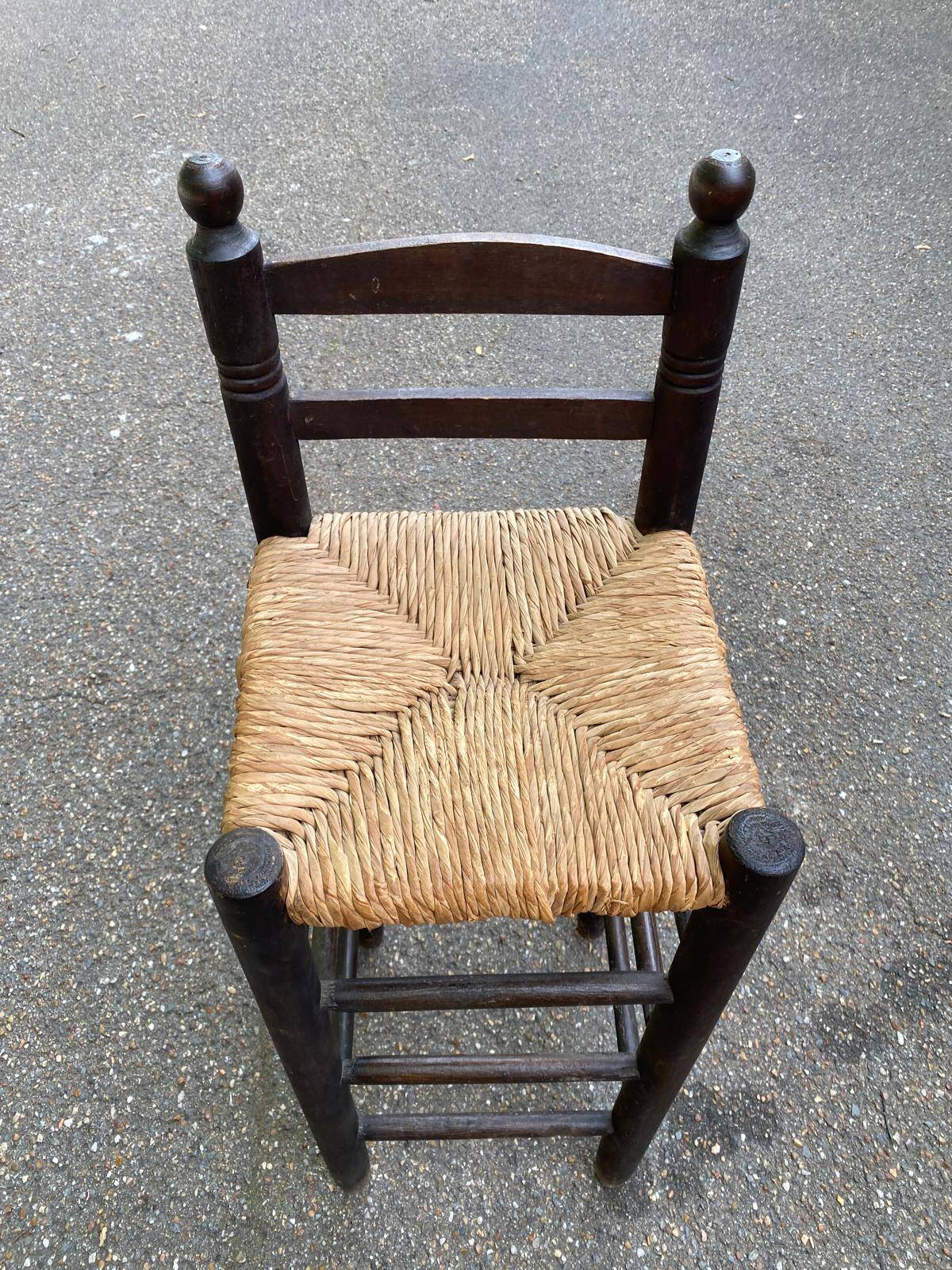 High bar stool in dark solid wood and straw 75cm