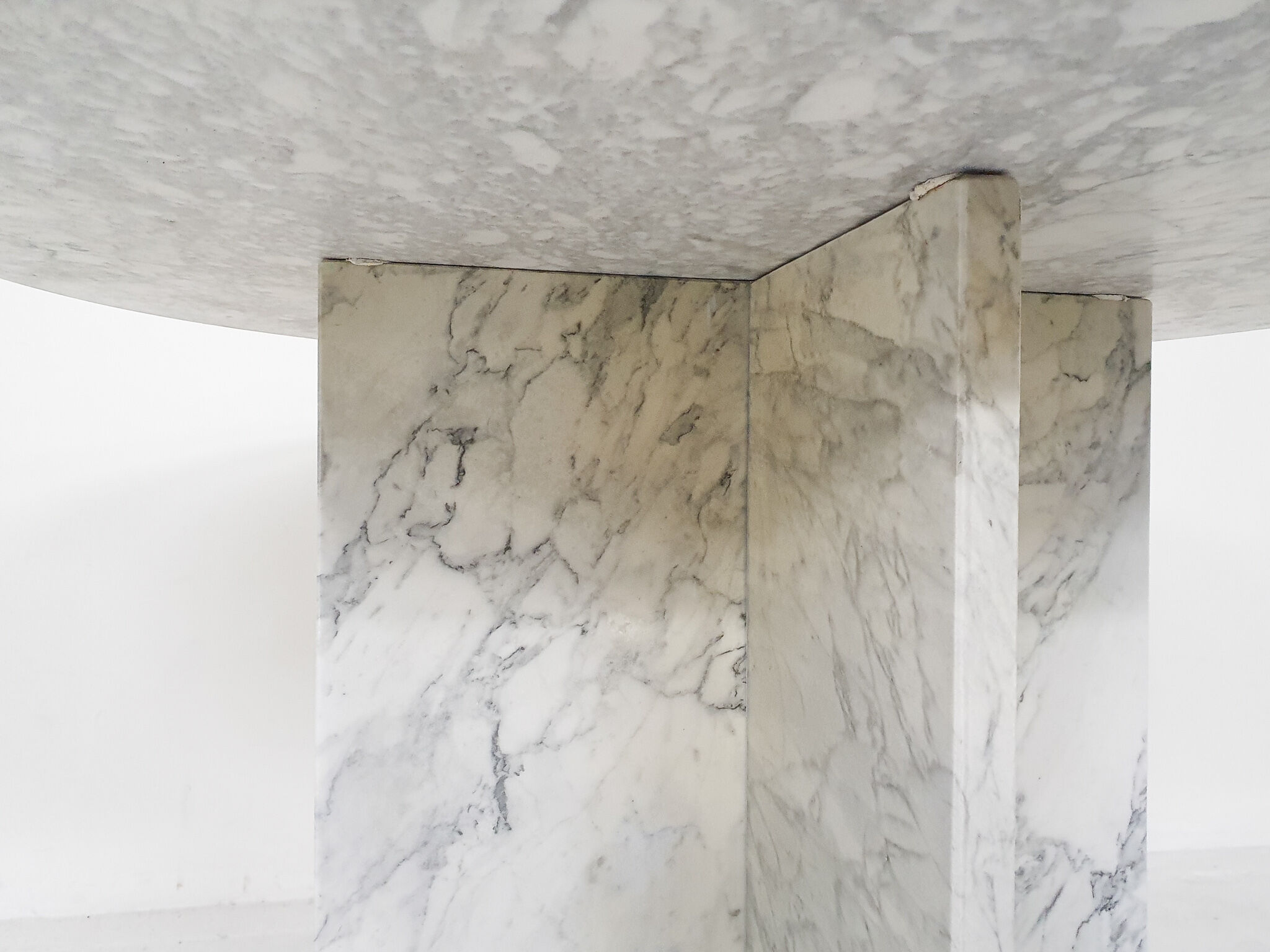 Mid-century round marble dining table, 1970's