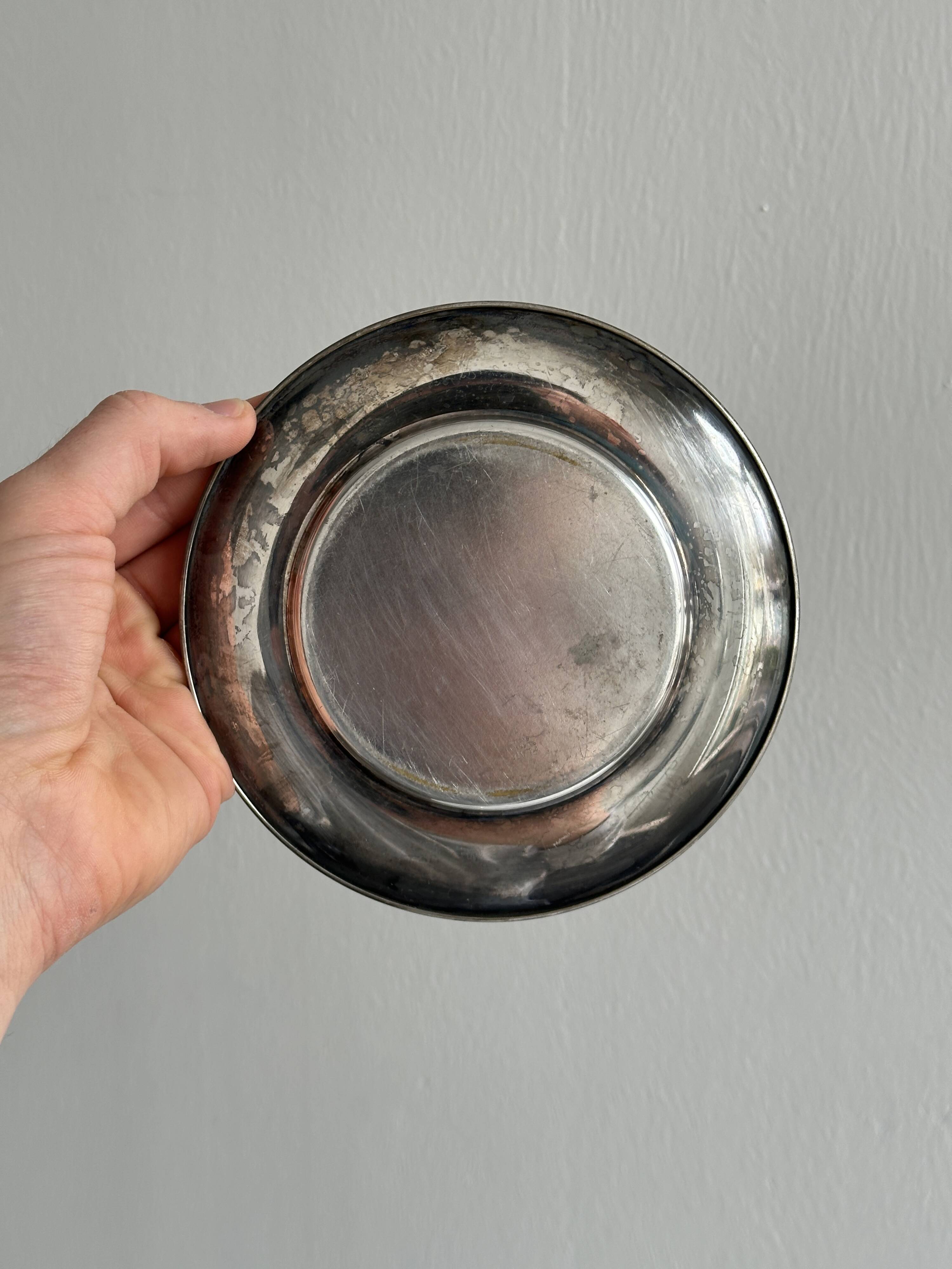 Round butter dish in silver metal