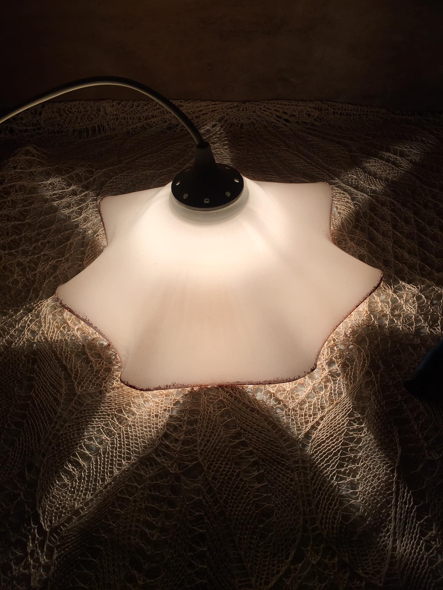 Retro pendant lamp with handkerchief in white opaline and brown border