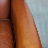 Magnifique fauteuil classique en peau de mouton avec une belle apparence et une assise confortable