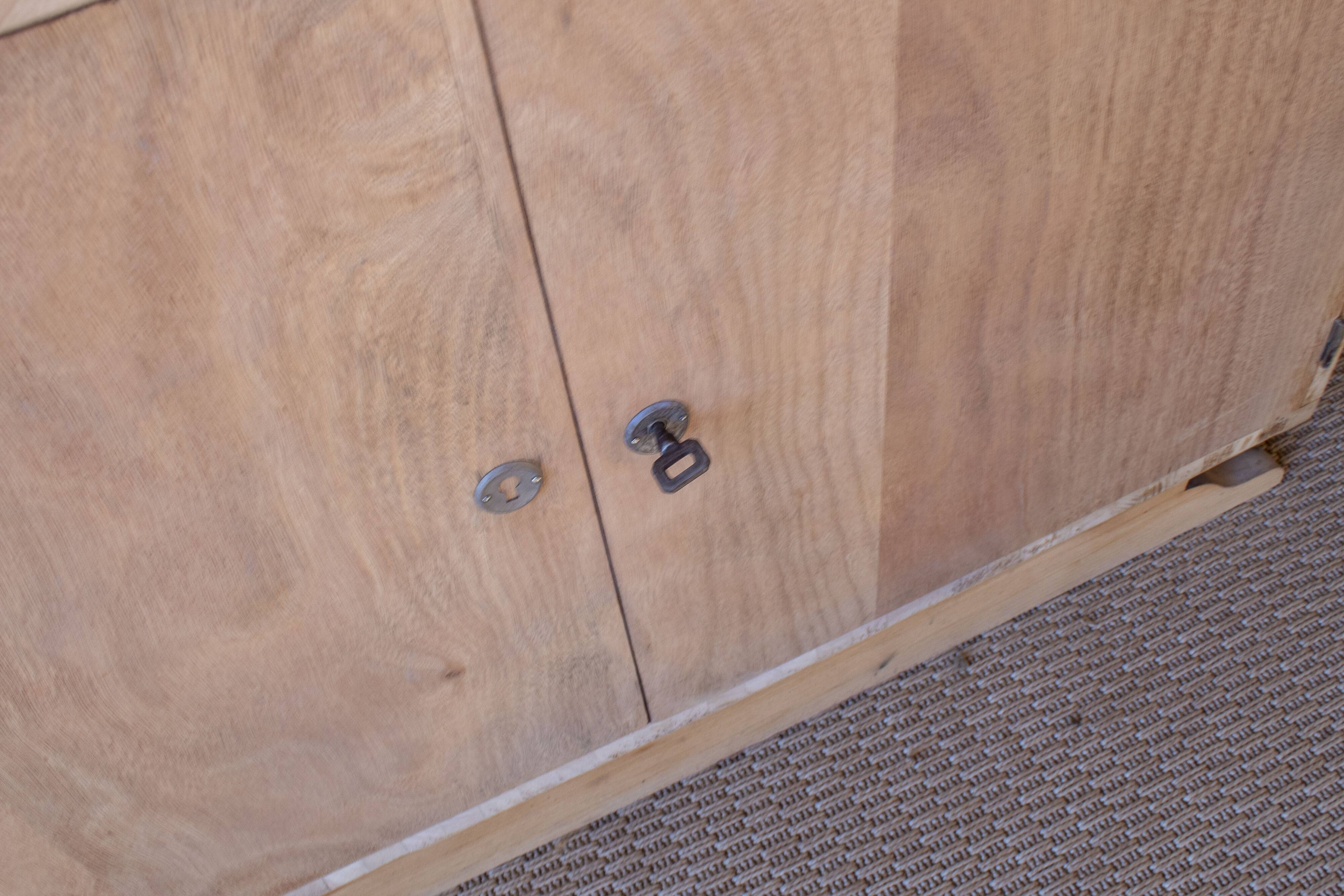 Low glass display cabinet