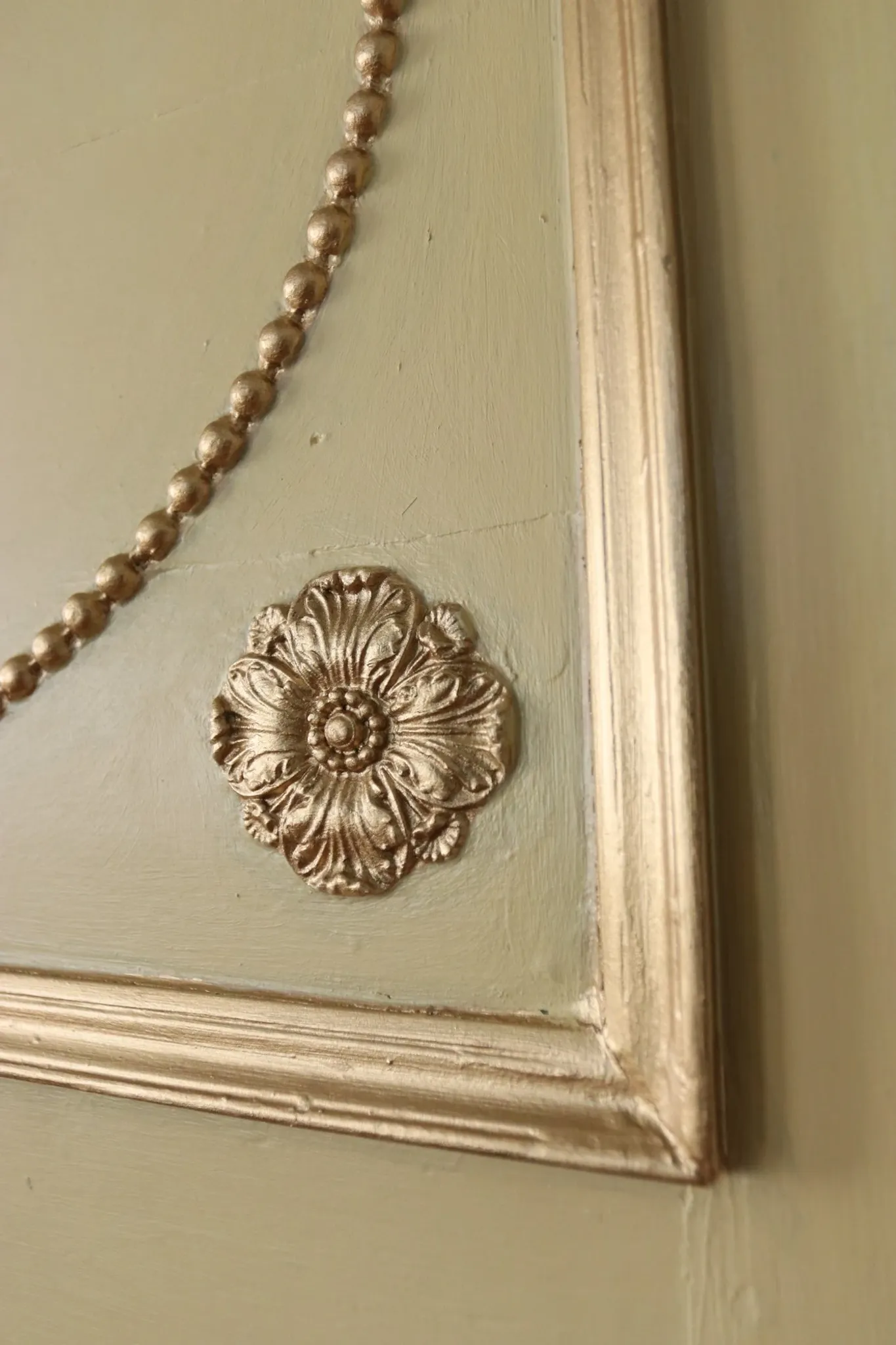 Louis XVI-style trumeau mirror with urn and dolphins – painted and gilded