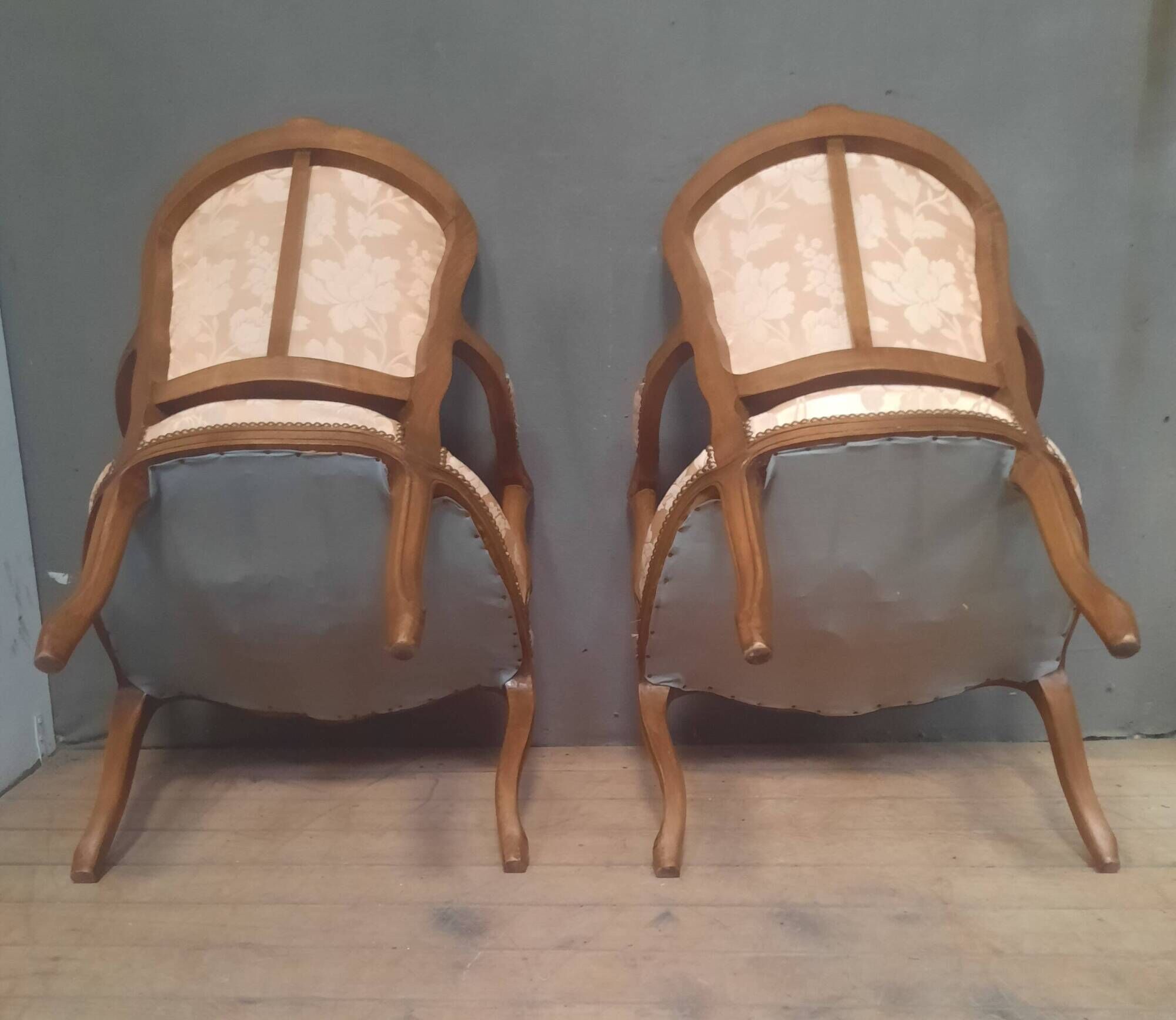 Paire de fauteuils tapissés de style Louis XV
