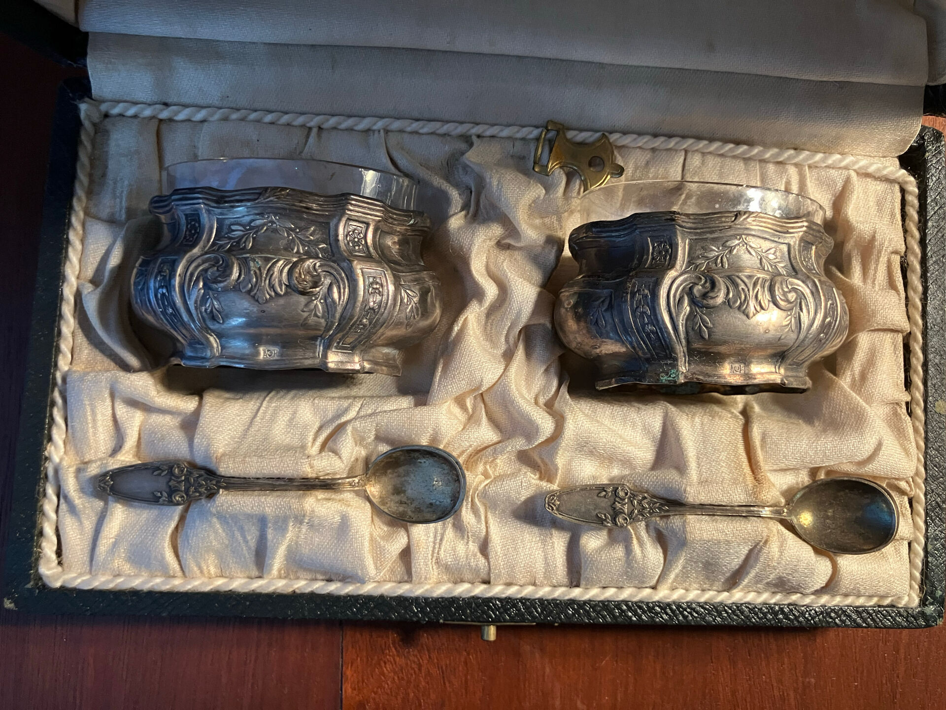 Set of 2 metal salt shakers
