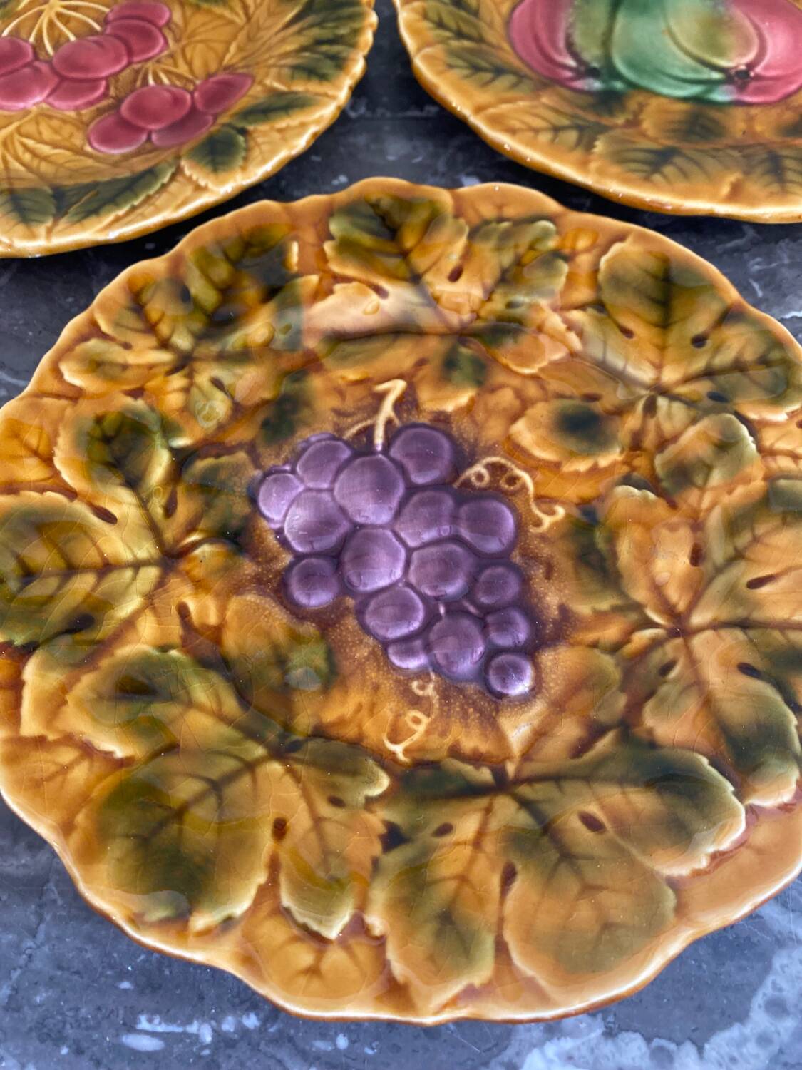 Assiette barbotine fruits