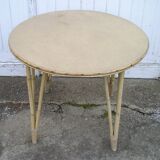 Round wicker table