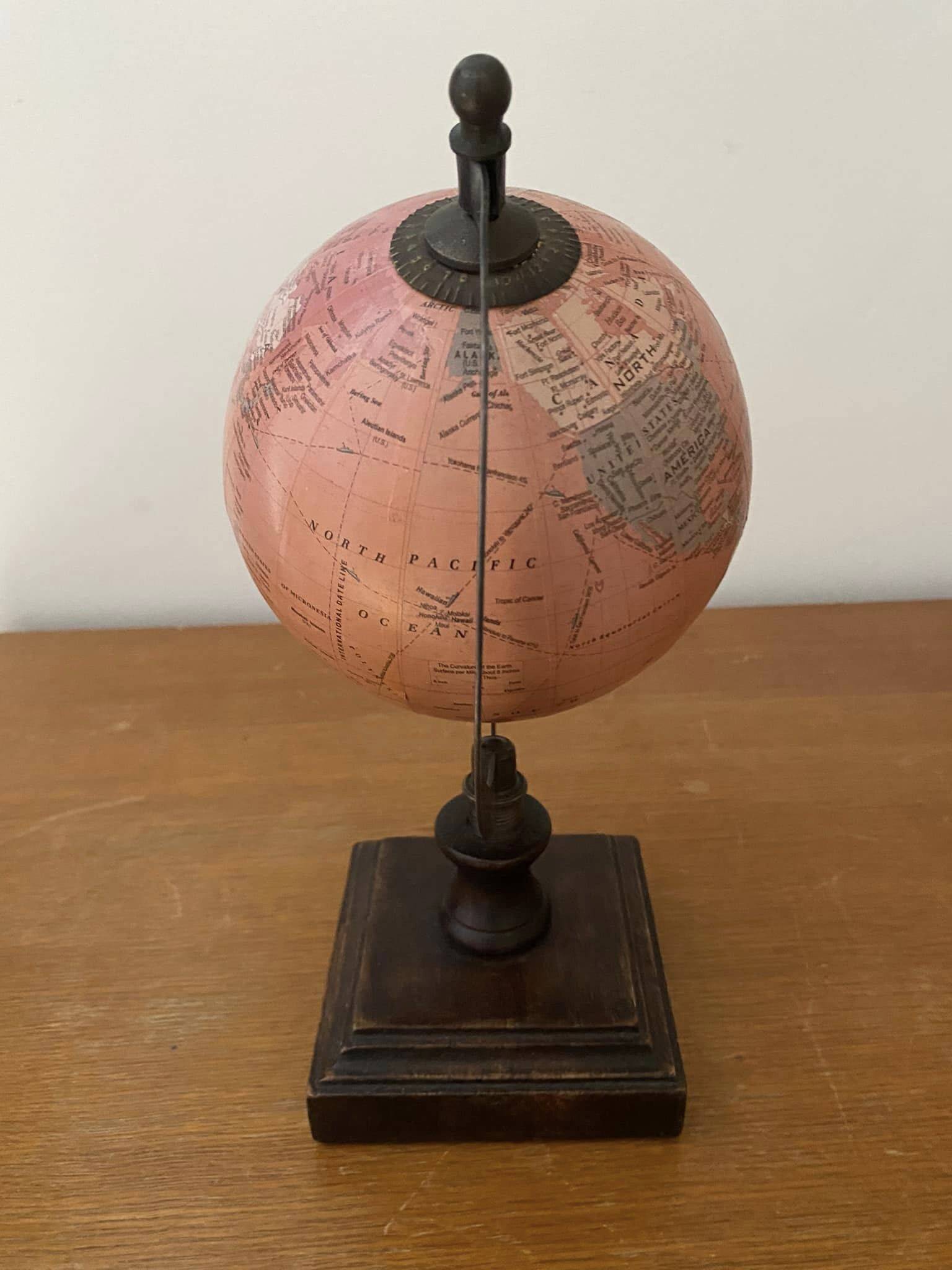 Petit globe terrestre sur pied en bois