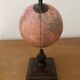 Petit globe terrestre sur pied en bois