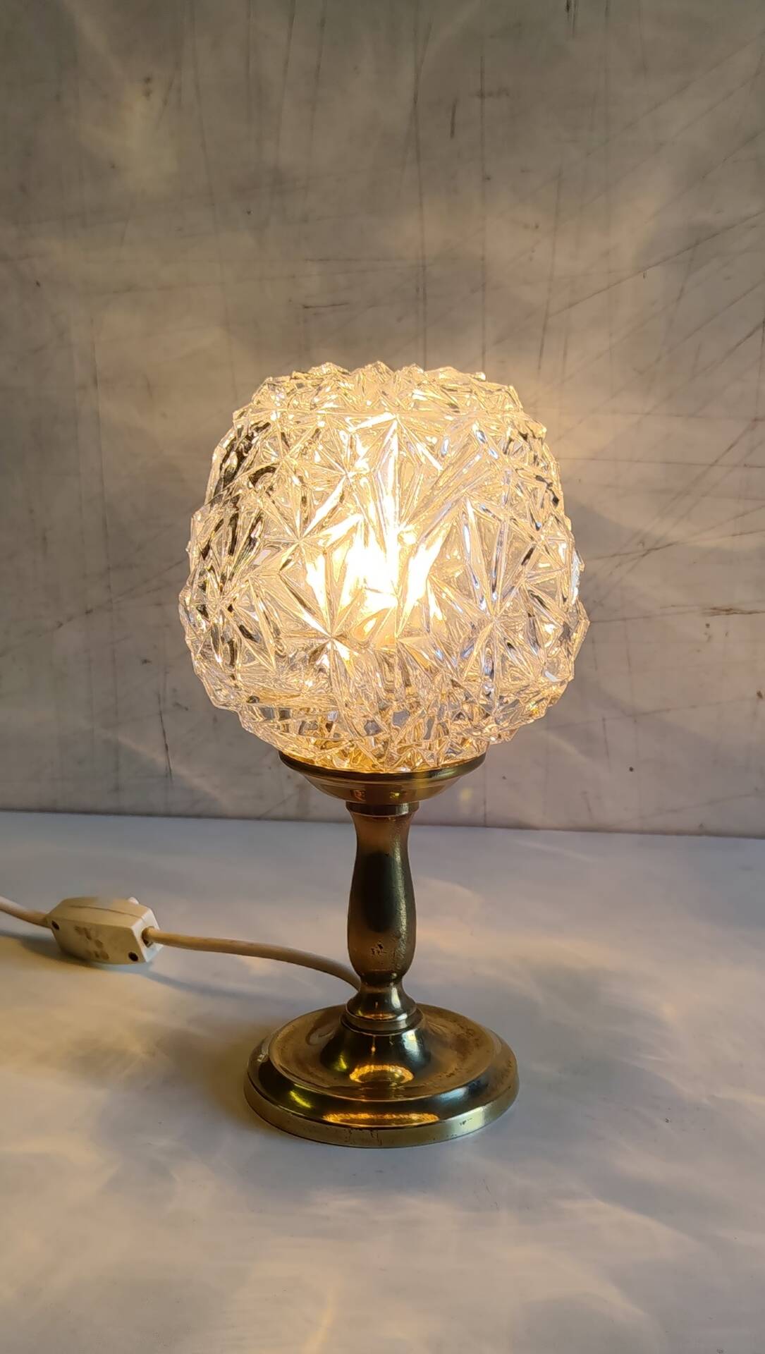 Lampe à poser en laiton doré et verre - mid.XXeme