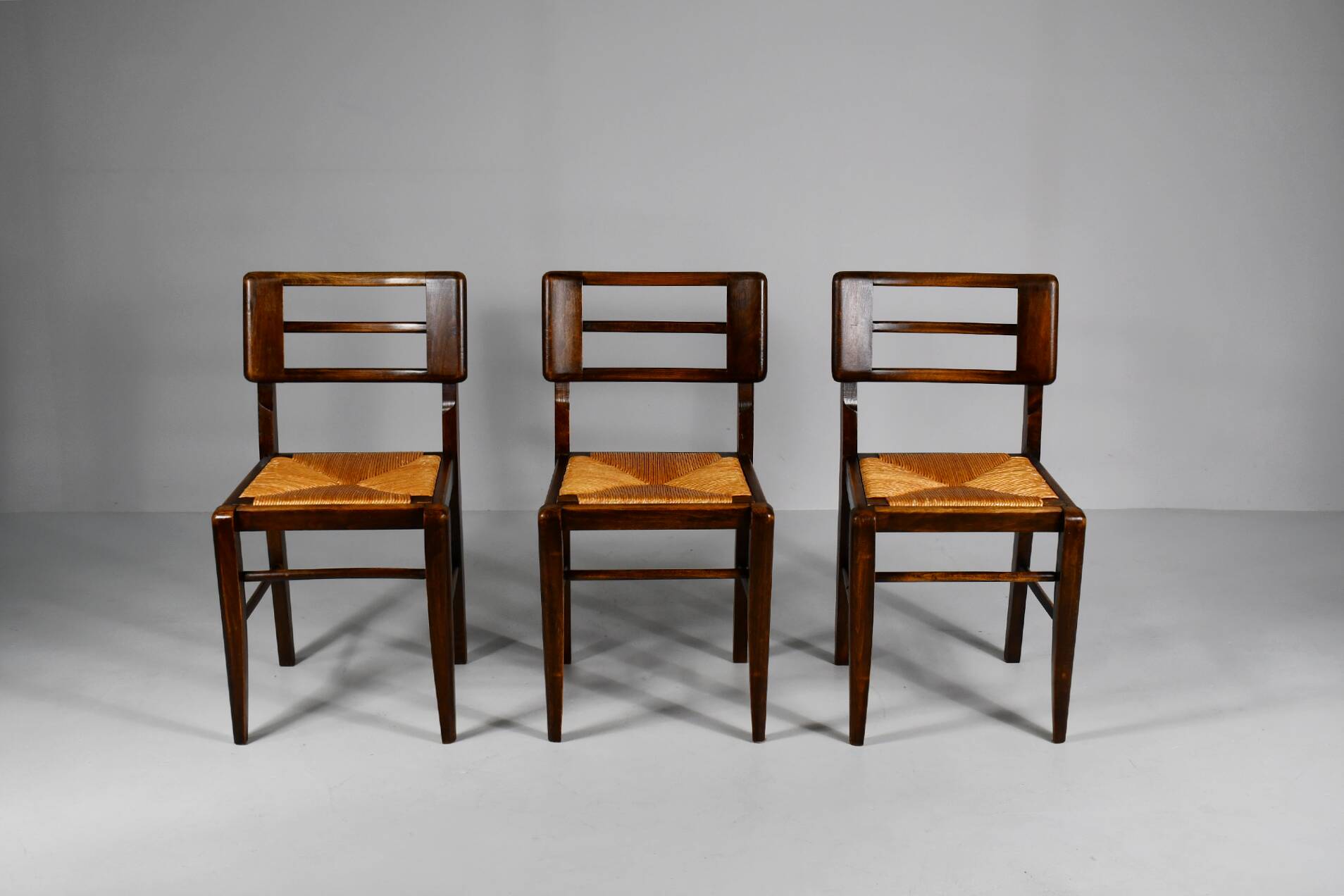 Suite de 3 chaises de Pierre Cruège datant des années 1950.