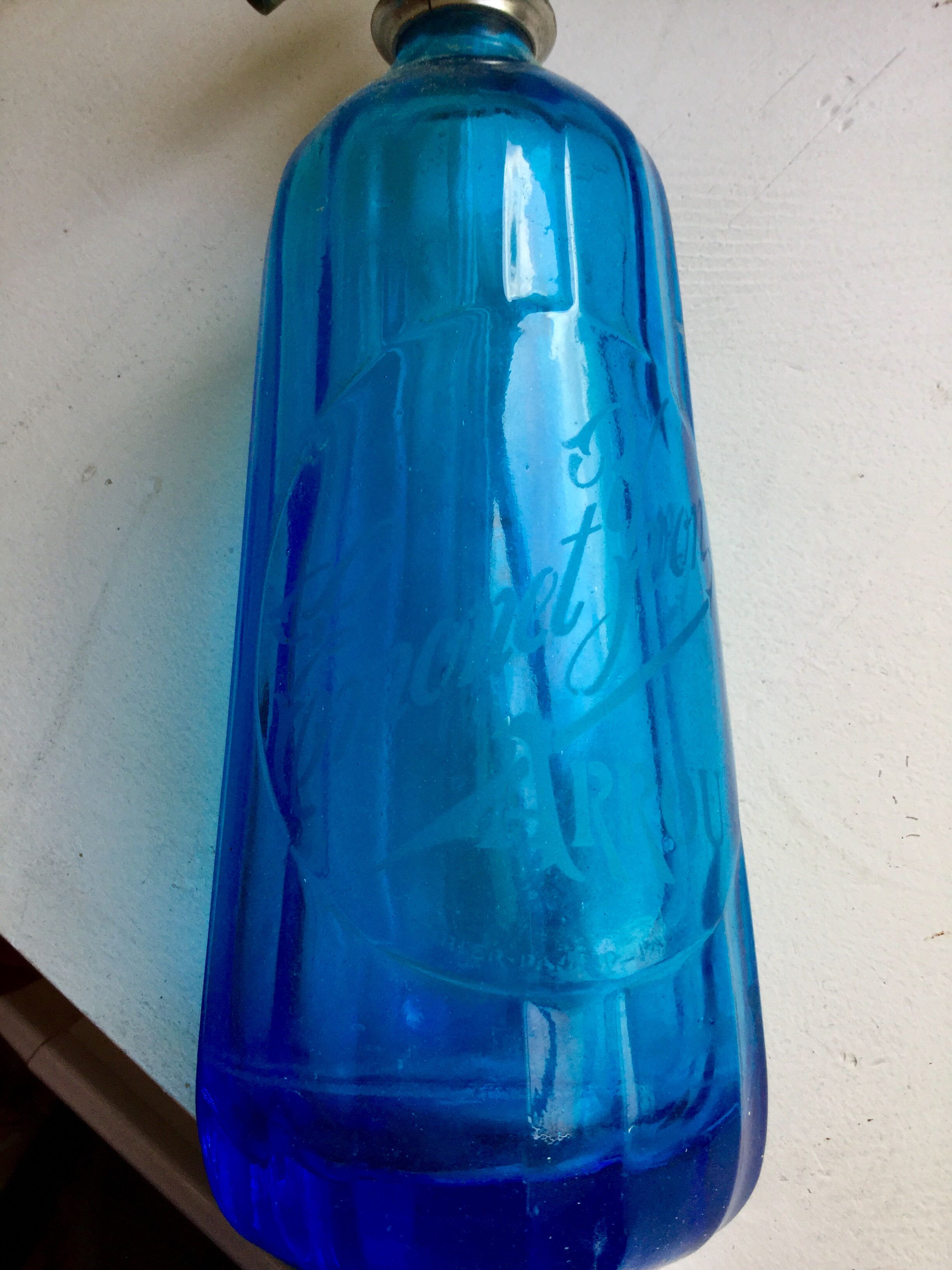 Old siphon blue brasserie Paris