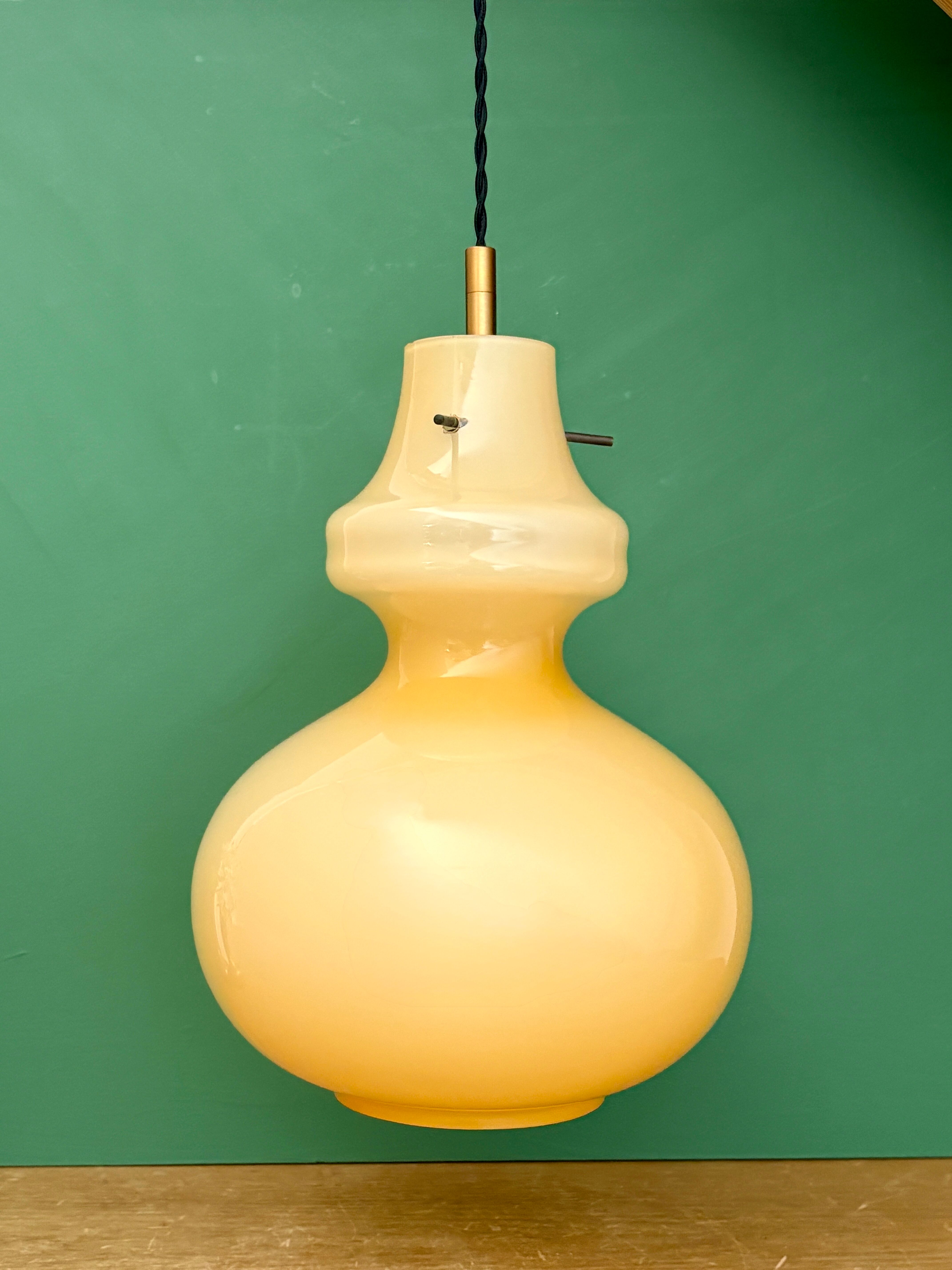 Suspension globe vintage en opaline jaune