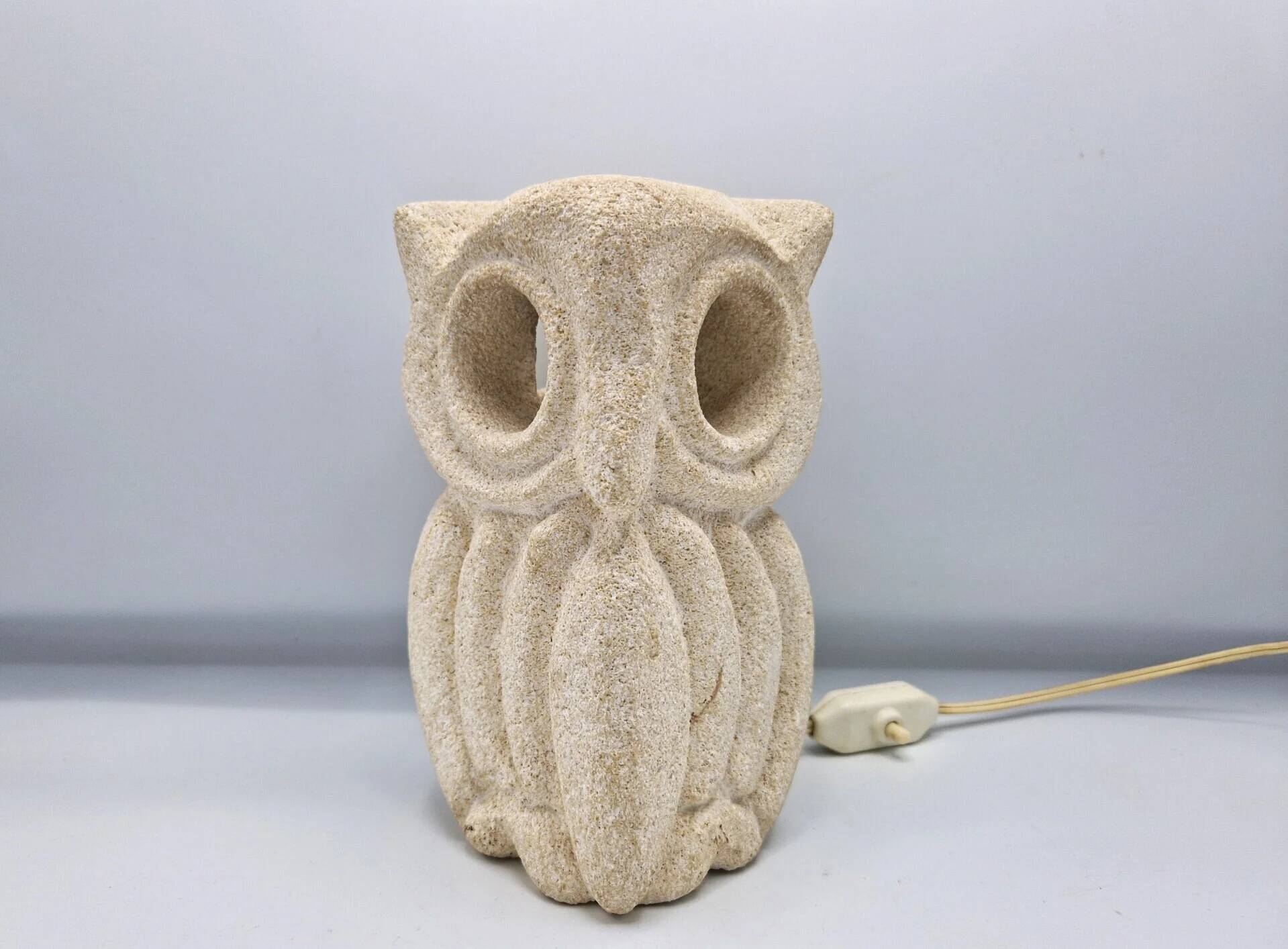 Lampe sculpturale en calcaire en forme de hibou par Albert Tormos, France