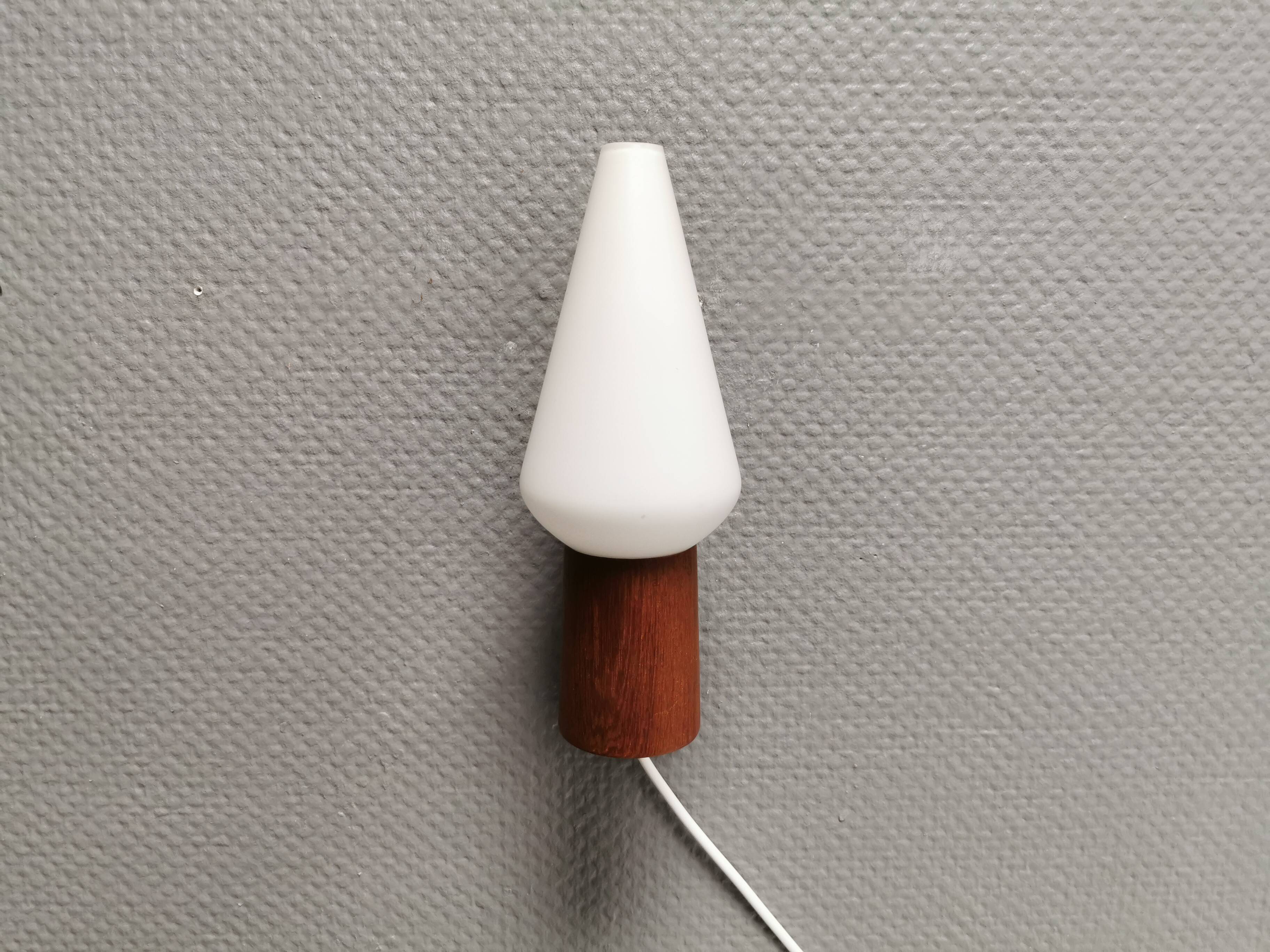Wall lamp in teak with milky white cone-shaped shade in double glass