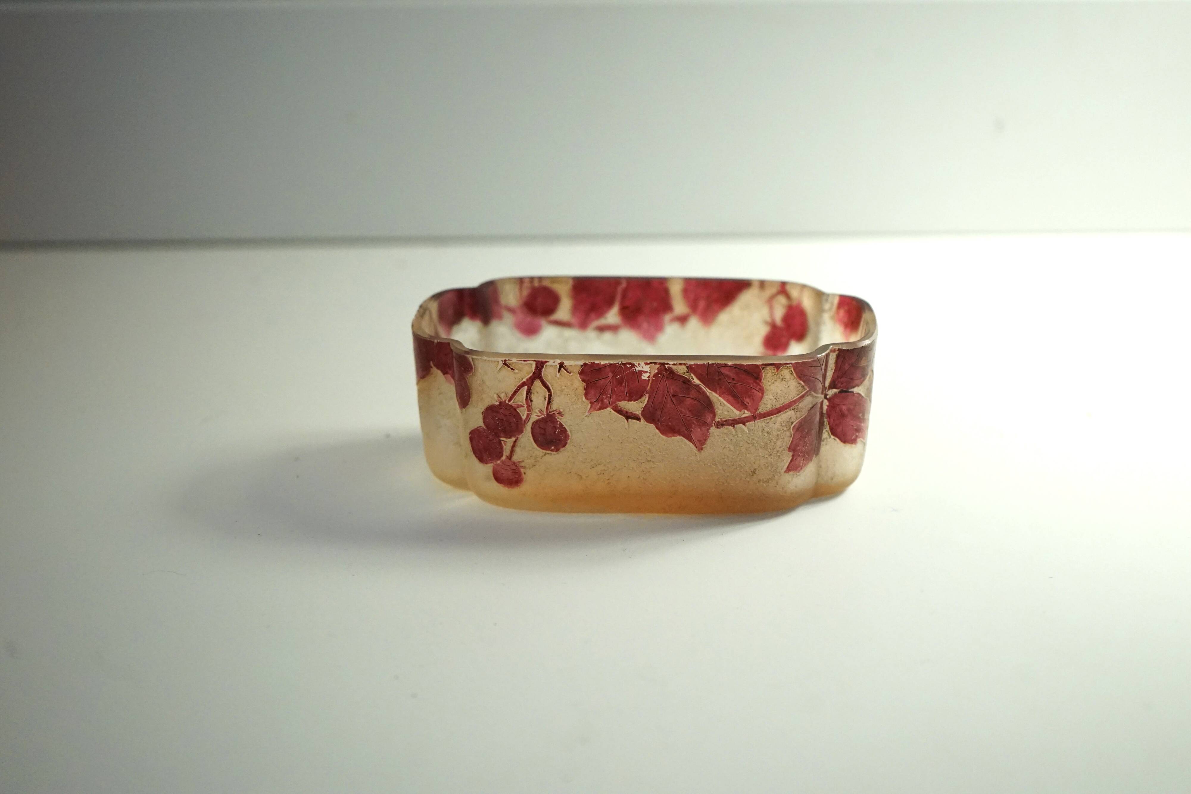 Legras Phoenician series ruby jardinière in multi-layered glass (1900 - 1910)