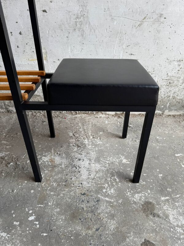 Table d'appoint en teck et métal noir de style Mid-Century, avec porte-revues en lattes de bois et assise en vinyle