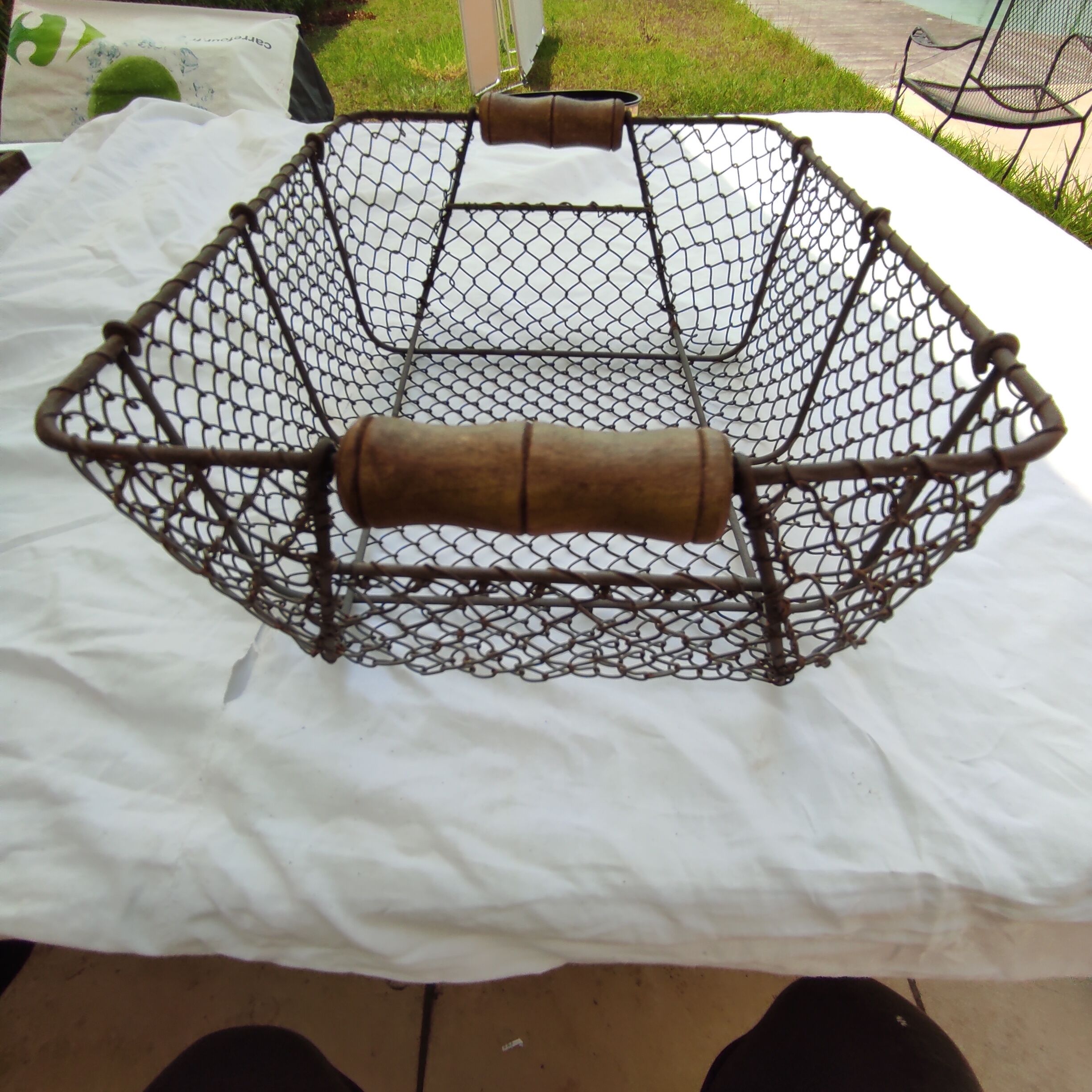 Basket with 2 wooden handles in wire mesh