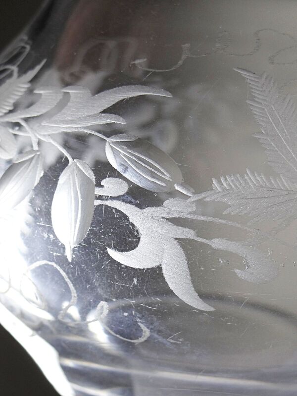 Carafe ancienne en cristal gravé, décor végétal, Bohème XIX-XXe